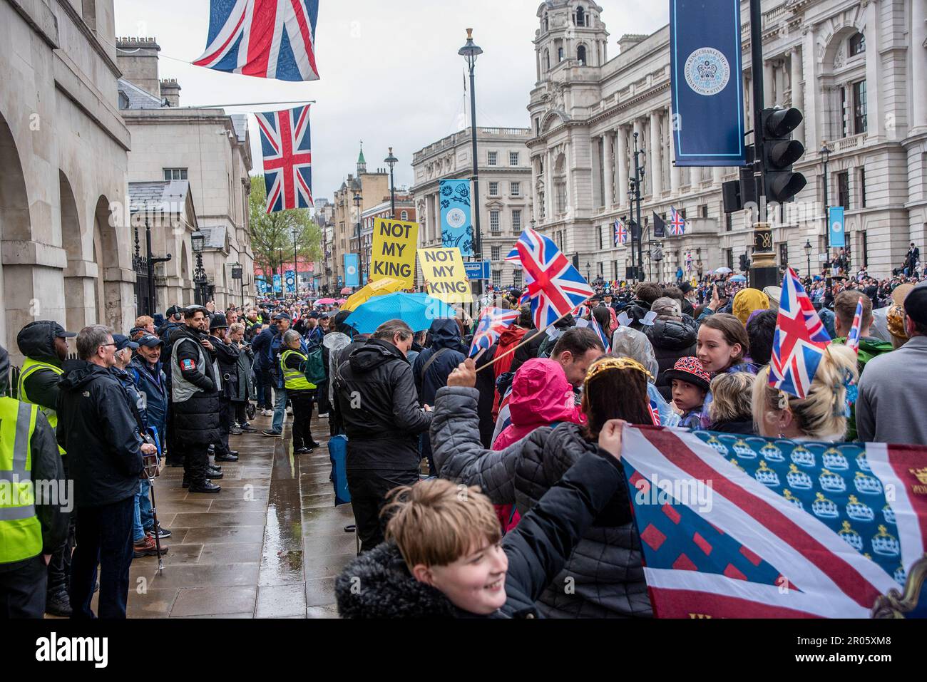 London, Großbritannien. 06. Mai 2023. Nur wenige Mitglieder der monarchistischen Gruppe "Republik" halten Schilder gegen König Karl III., auf denen steht "nicht mein König". Großbritannien ist sehr aufgeregt wegen des Königs Karl III. Krönungstages. Die letzte Krönung des Landes fand vor 70 Jahren statt. König Karl III. Und Königin Camilla wurden von der goldenen Kutsche in die Westminster Abbey gebracht, wo die Zeremonie stattfand. Kredit: SOPA Images Limited/Alamy Live News Stockfoto