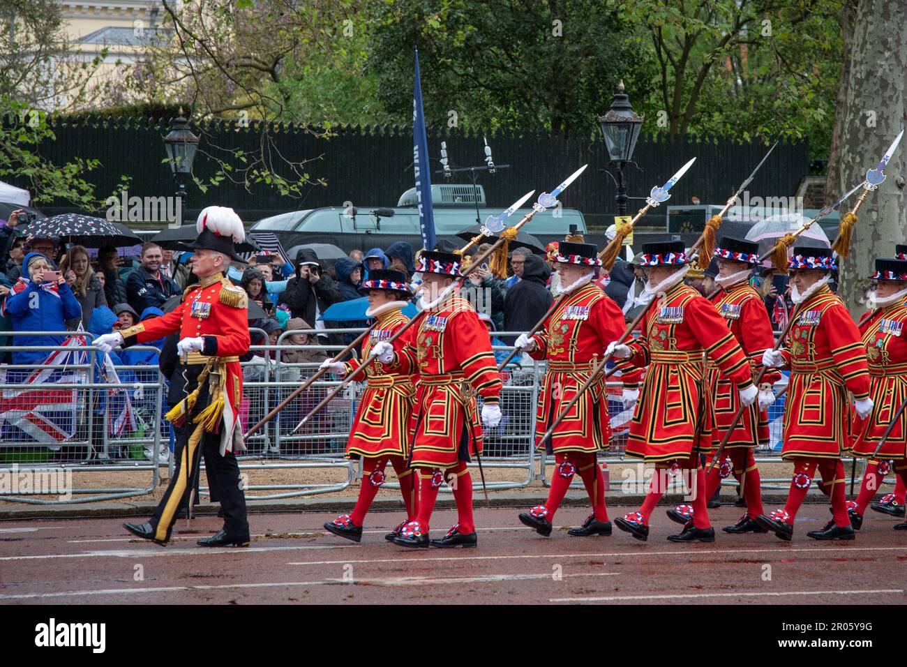 London, Großbritannien. 6. Mai 2023 Die Beefeaters sind Teil der Prozession zur Krönung von König Karl III. Und Königin Camilla am Samstag, den 6. Mai 2023. Kredit: Kiki Streitberger / Alamy Live News Stockfoto