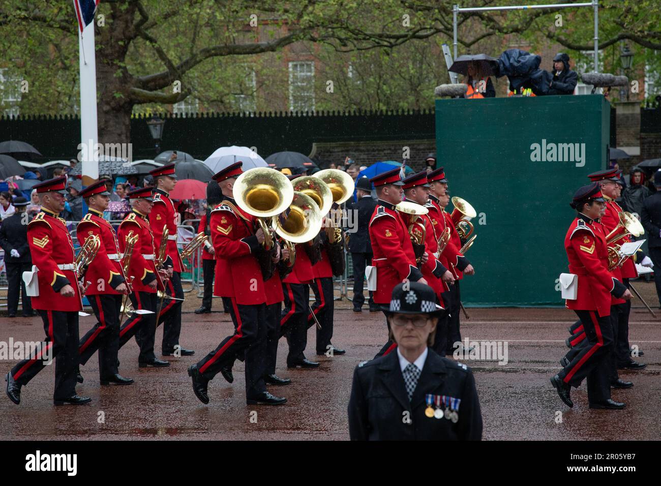 London, Großbritannien. 6. Mai 2023 Eine Militärkapelle tritt als Teil der Prozession zur Krönung von König Karl III. Und Königin Camilla am Samstag, den 6. Mai 2023, an. Kredit: Kiki Streitberger / Alamy Live News Stockfoto