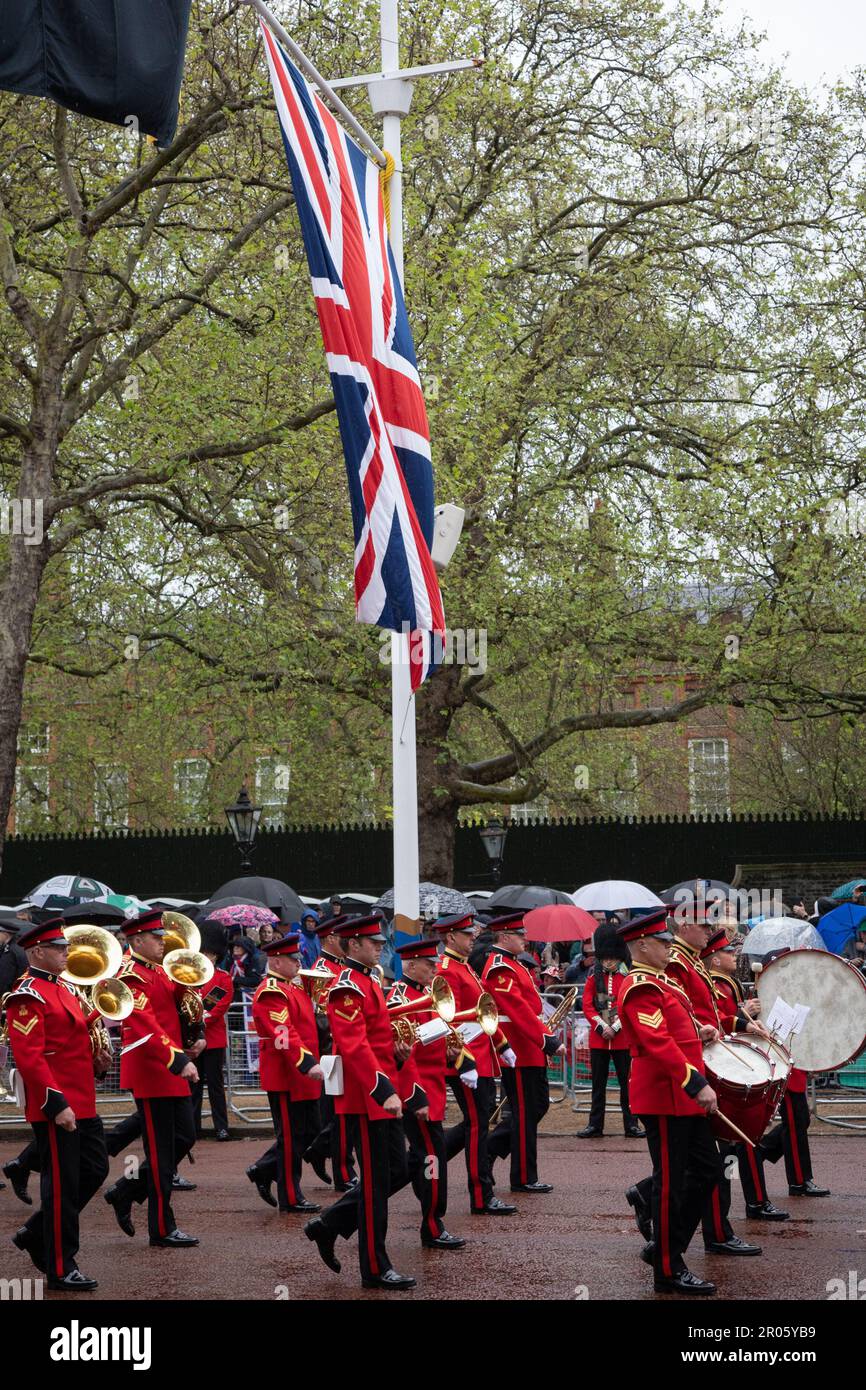 London, Großbritannien. 6. Mai 2023 Eine Militärkapelle tritt am Samstag, den 6. Mai 2023, als Teil der Militärprozession zur Krönung von König Karl III. Und Königin Camilla an. Kredit: Kiki Streitberger / Alamy Live News Stockfoto