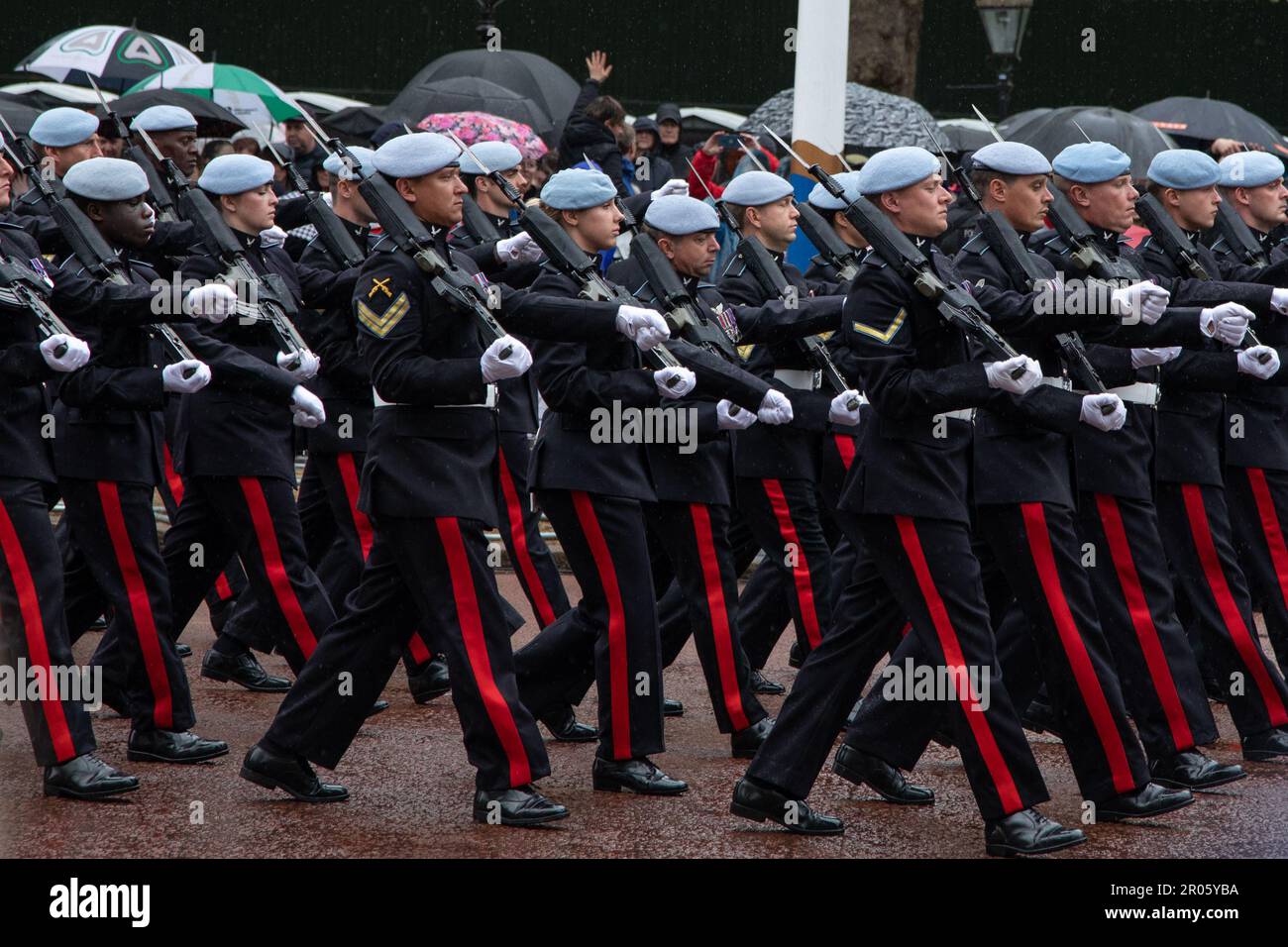 London, Großbritannien. 6. Mai 2023 Soldaten passieren als Teil der Militärprozession zur Krönung von König Karl III. Und Königin Camilla am Samstag, den 6. Mai 2023. Kredit: Kiki Streitberger / Alamy Live News Stockfoto