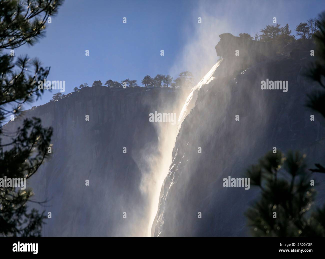 Malerischer Blick auf die berühmten Horsetail Falls mit aufsteigendem Nebel im Yosemite National Park, Sierra Nevada Bergkette in Kalifornien, USA Stockfoto