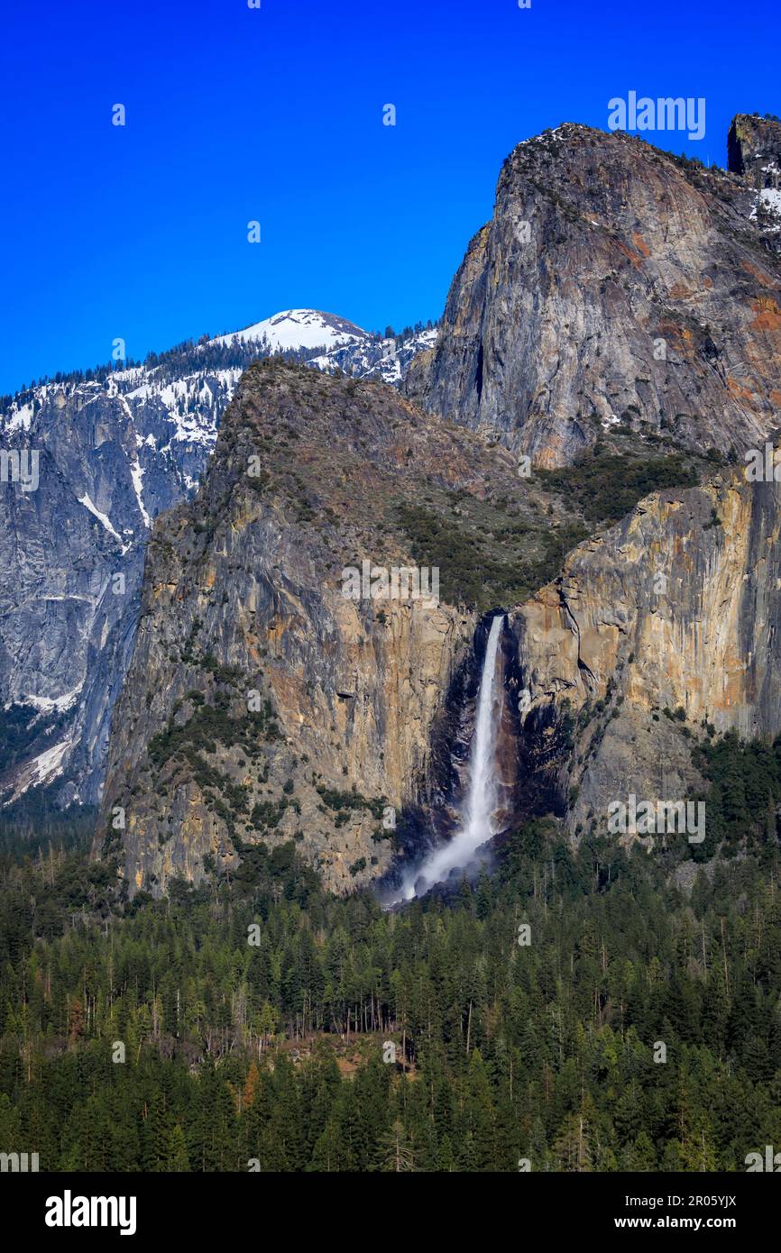 Malerischer Blick auf den Bridalveil Fall im Yosemite Valley im Yosemite National Park, Sierra Nevada Bergkette in Kalifornien, USA Stockfoto