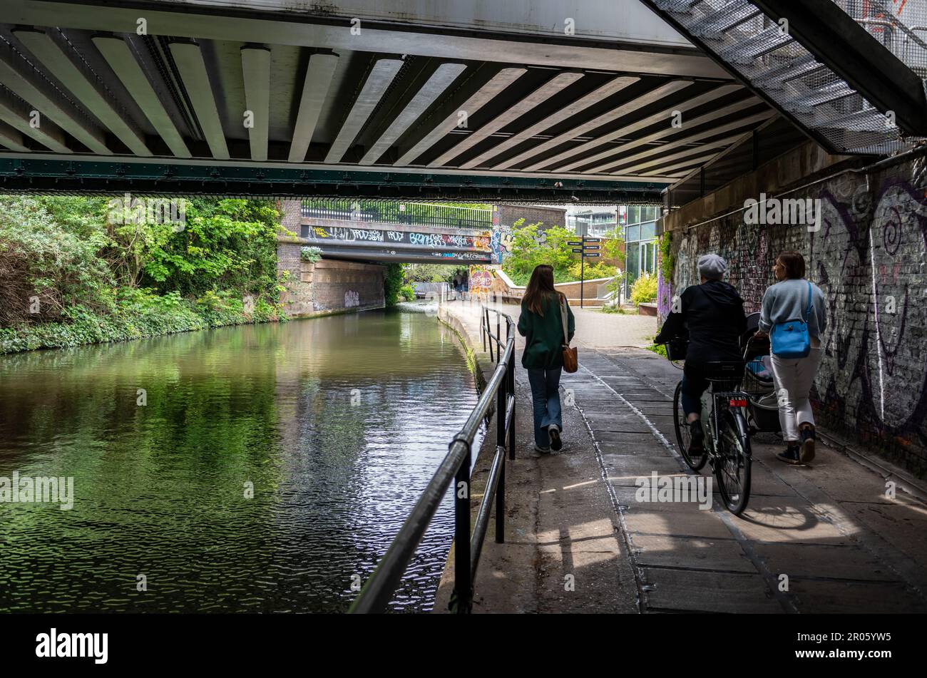 Nach London. GROSSBRITANNIEN - 05.04.2023. Der Pfad des Regent's Canal mit Menschen, die sich an Freizeitaktivitäten wie Radfahren, Spaziergängen und Besichtigungen beteiligen. Stockfoto