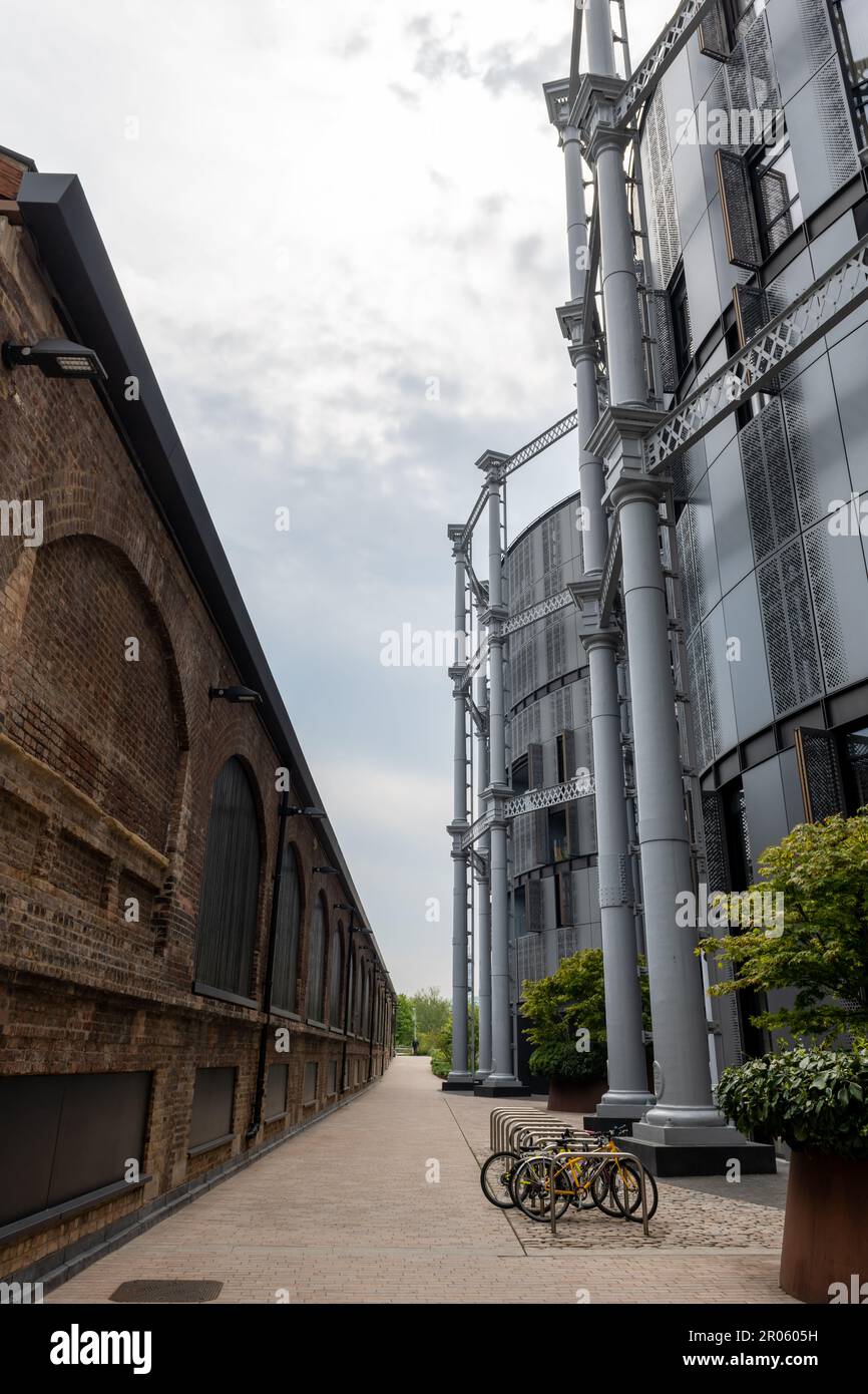 Nach London. GROSSBRITANNIEN - 05.04.2023. Außenansicht der Gasholder-Gebäude in King's Cross. Stockfoto