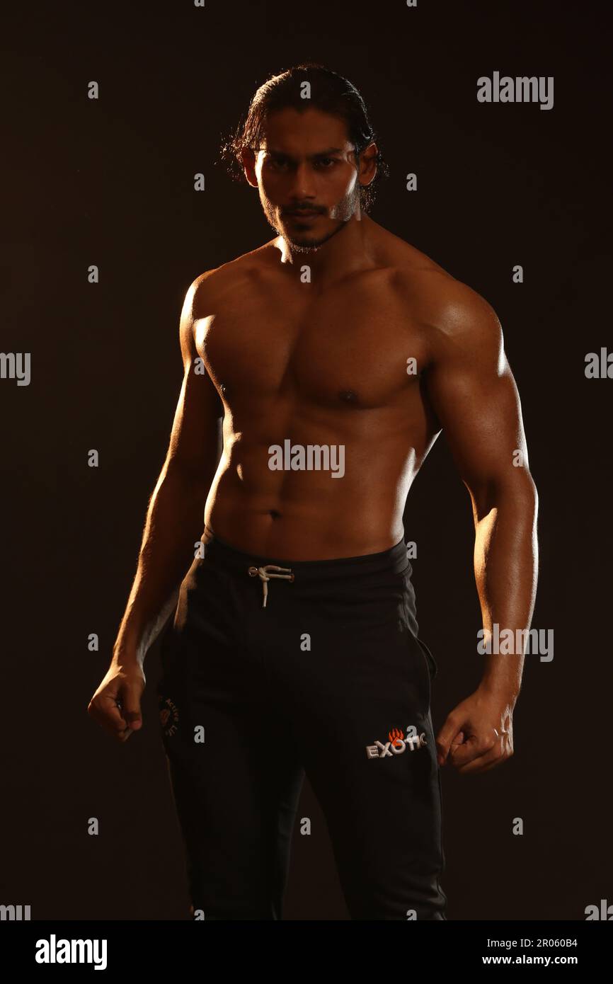 Porträt von muskulösen Mitte erwachsenen Mann im Fitness-Studio Stockfoto