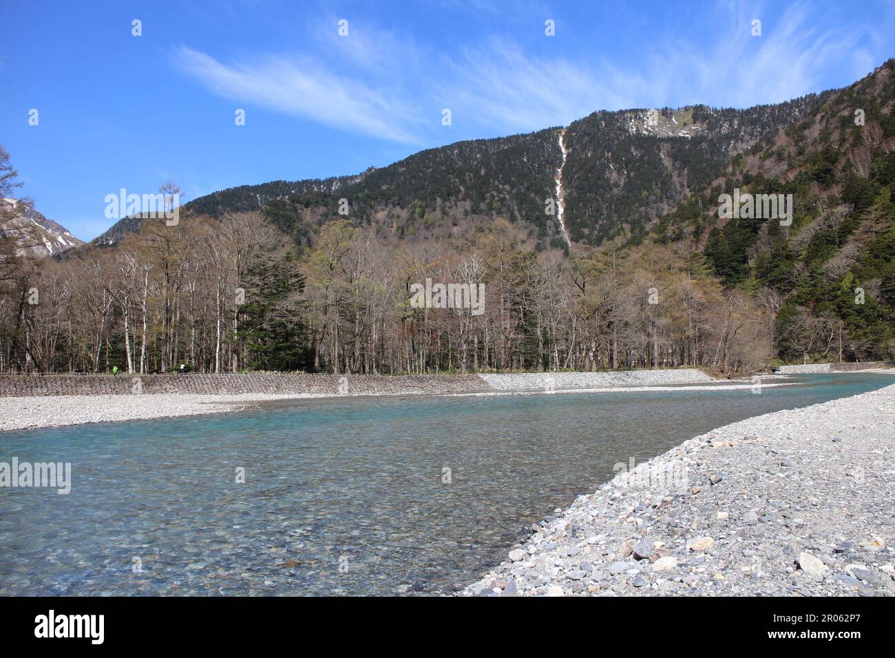 Der klare Fluss Azusa in Kamikochi, Japan Stockfoto