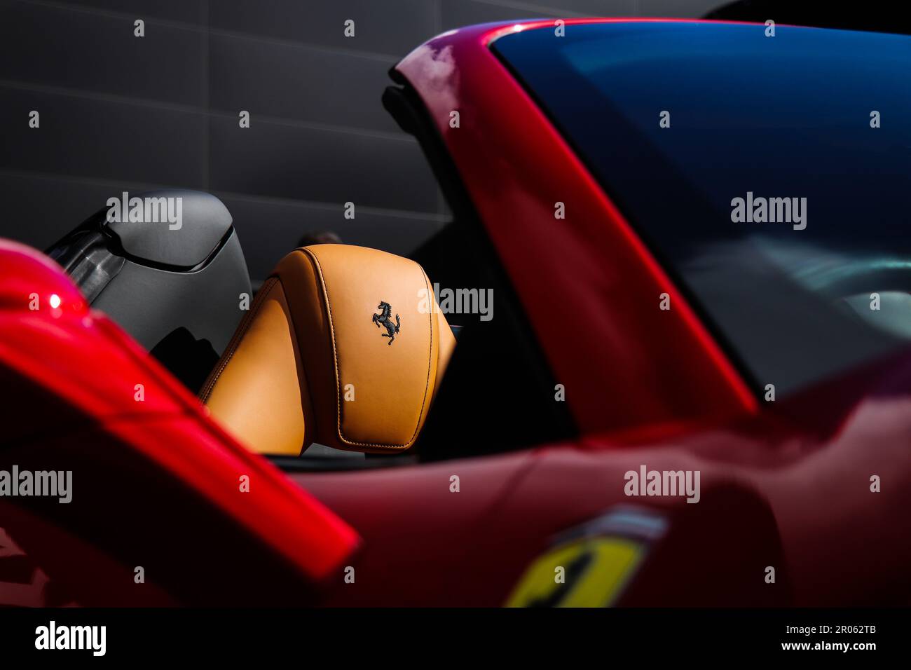 Ferrari Prancing Horse Logo auf Kopfstütze und Sitz aus braunem Leder Stockfoto