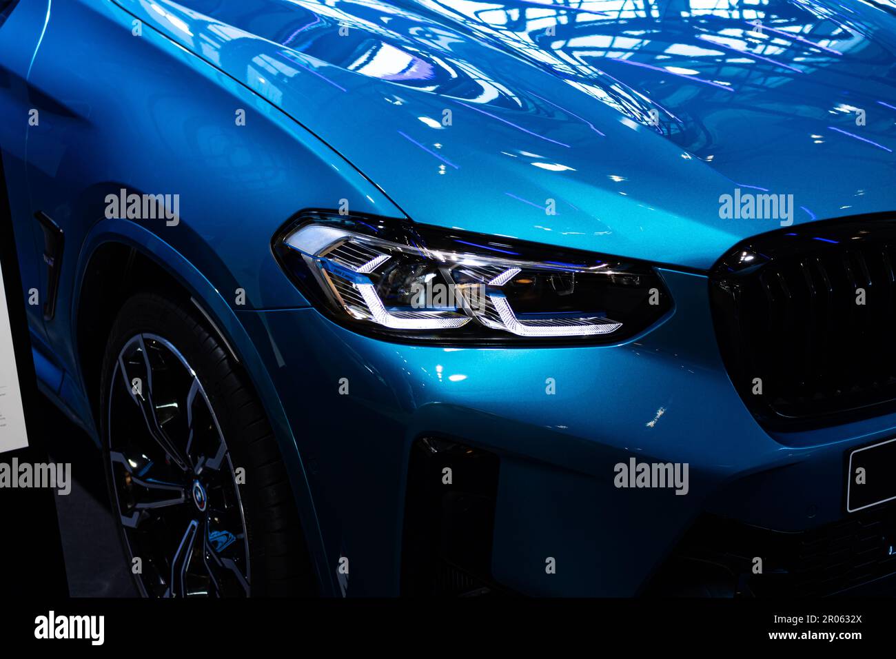 Scheinwerfer des Long Beach Blue BMW X6 SUV in BMW Welt, München, Deutschland Stockfoto