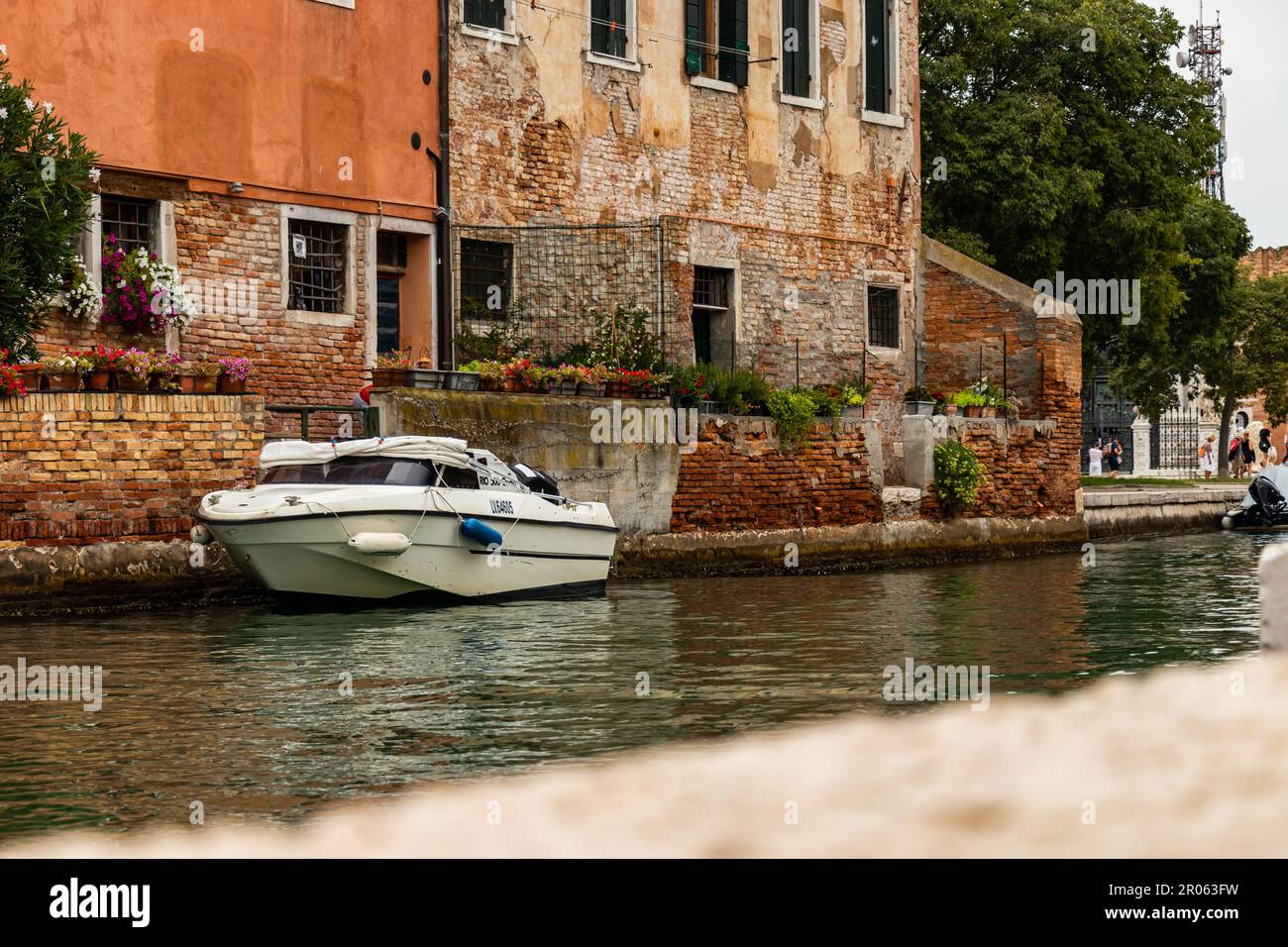 Verankertes Boot auf dem Kanal in Venedig, Italien Stockfoto
