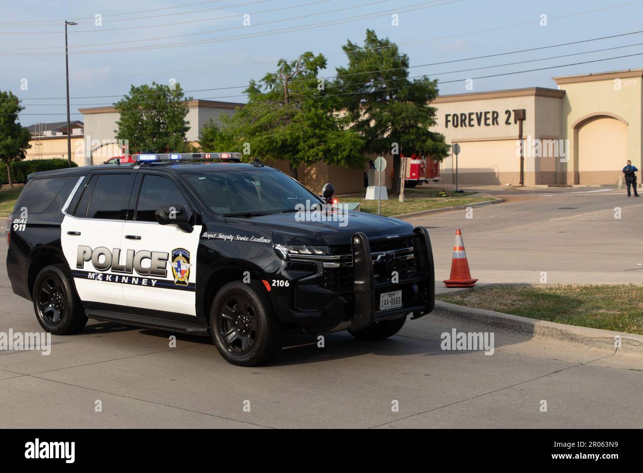In Houston. 6. Mai 2023. Dieses Foto wurde am 6. Mai 2023 aufgenommen und zeigt einen Polizeiwagen in der Nähe des Schießplatzes von Allen Premium Outlets in Allen, einer Vorstadt von Dallas, Texas, USA. Neun Menschen wurden getötet, einschließlich des Schützen, und sieben weitere wurden bei einer Schießerei in einem Fabrikverkaufszentrum am Samstagnachmittag im südzentralen US-Bundesstaat Texas verwundet, sagten die Behörden. Der Schütze, von dem die Behörden glauben, dass er allein gehandelt hat, war am Tatort tot, laut dem Büro des Collin County Sheriffs. Kredit: Tian Dan/Xinhua/Alamy Live News Stockfoto