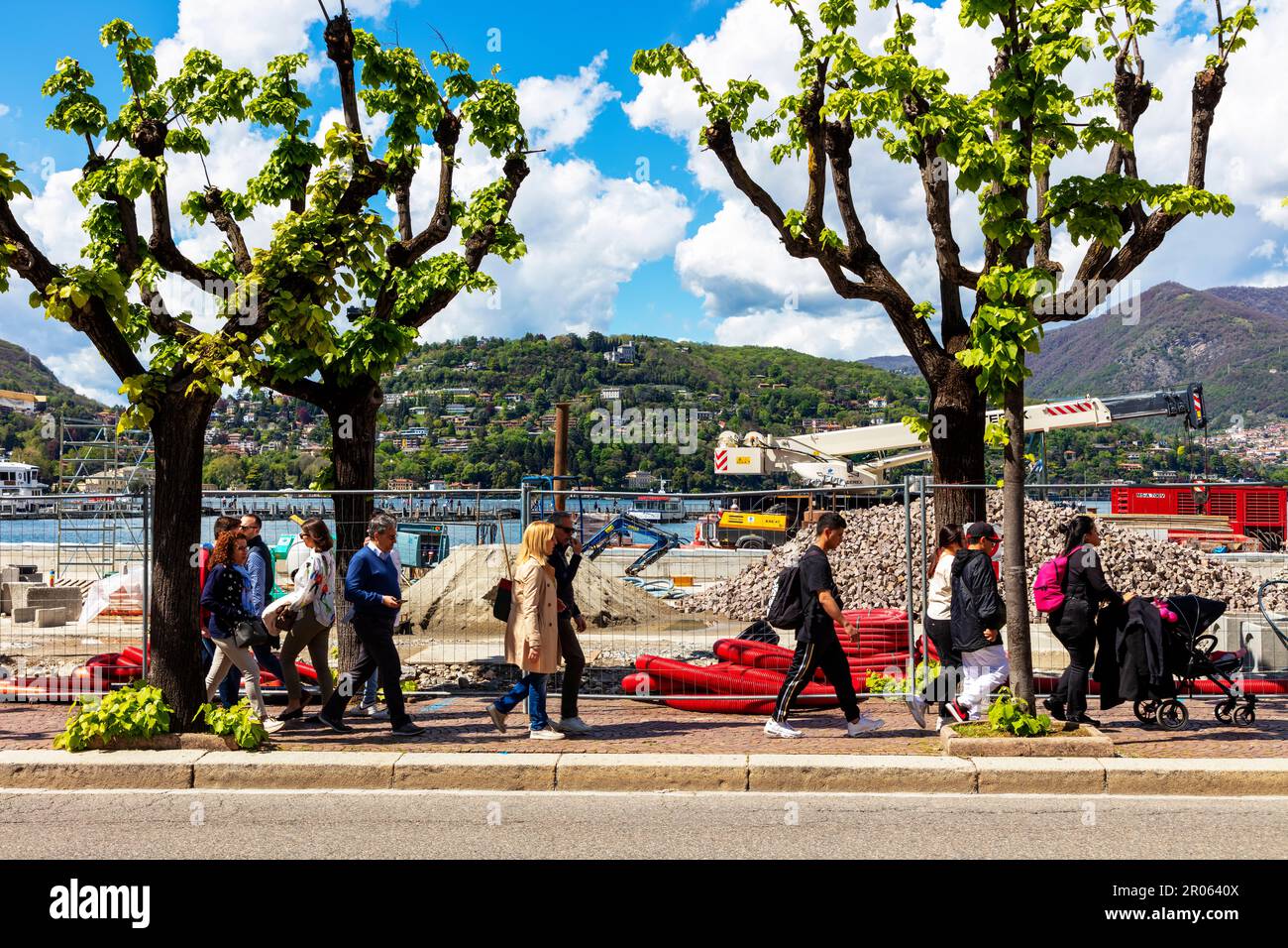 Menschen umgehen die Baustelle an der Promenade, Comer See, Lombardei, Italien Stockfoto