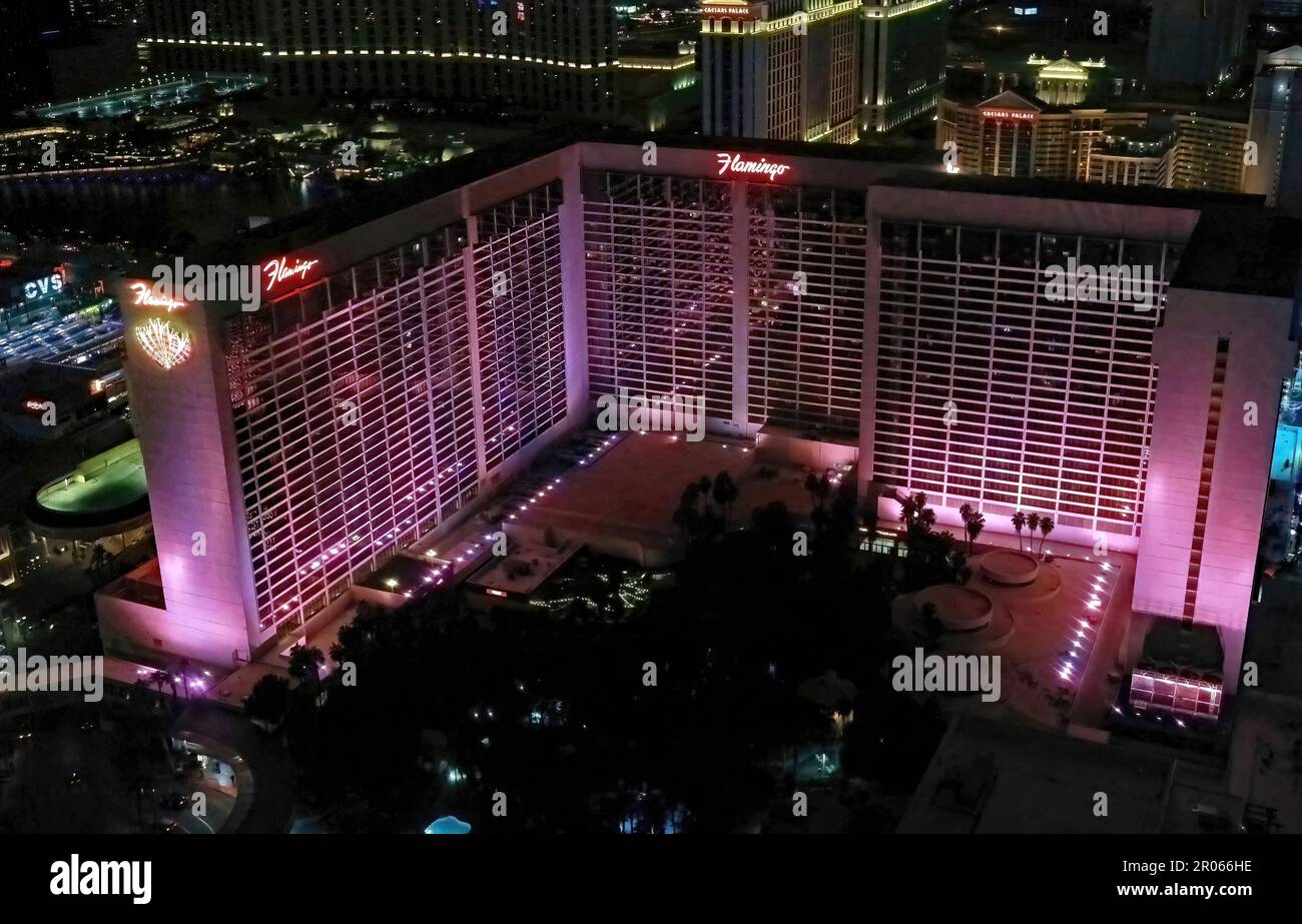 Das Flamingo Las Vegas Hotel and Casino in Las Vegas, Nevada, USA, bei Nacht aus der Vogelperspektive. Stockfoto