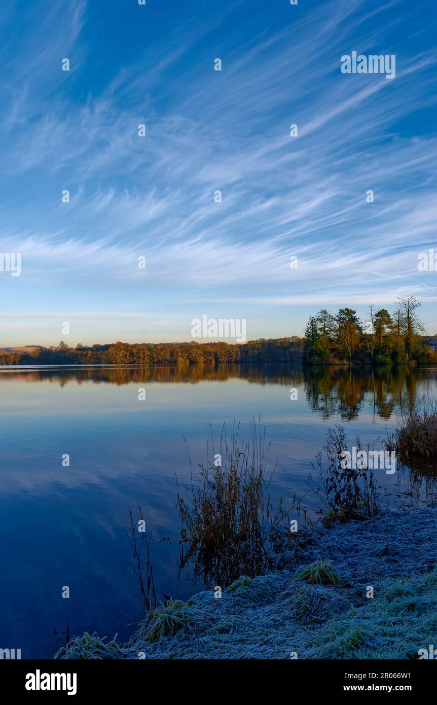 Clunie Loch an einem WinterÕs-Tag im Dezember, an dem die peitschenden Cirrus-Wolken über dem Wasser reflektieren. Stockfoto