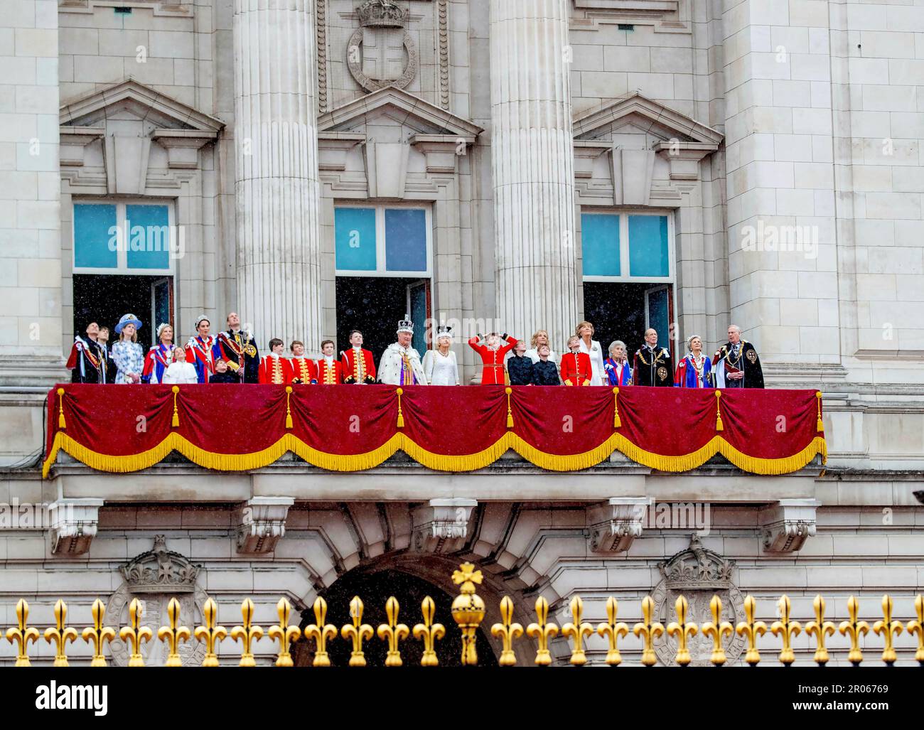 London, Großbritannien. 06. Mai 2023. König Karl III. Und Königin Camilla, William, Prinz von Wales und Catherine, Prinzessin von Wales, Prinzessin George von Wales und Prinzessin Charlotte von Wales und Prinz Louis von Wales Anne, Prinzessin Royal und Vizeadmiral Sir Tim Laurence, Prinz Edward, Graf von Wessex und Sophie, Gräfin von Wessex, Lady Louise Mountbatten-Windsor und Viscount Severn Prinz Edward der Herzog von Kent, Katharine, Herzogin von Kent, Prinz Richard und Birgitte Herzog und Herzogin von Gloucester auf dem Balkon des Buckingham Palace in London am 06. Mai 2023, nach der Krönung Karls III. Und Camil Stockfoto