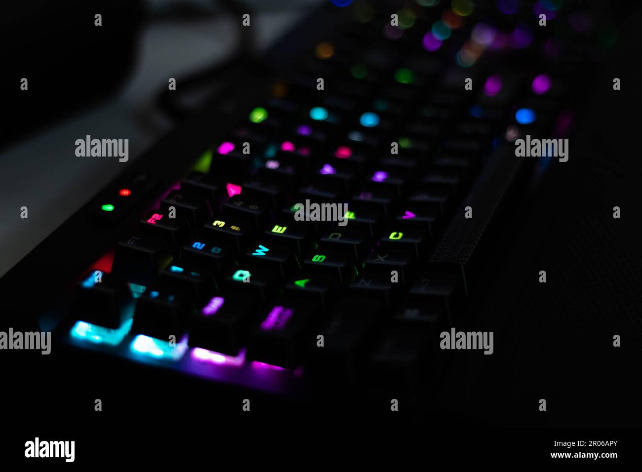 Corsair Mechanical Gaming-Tastatur mit RGB-Leuchten am Büroschreibtisch Stockfoto