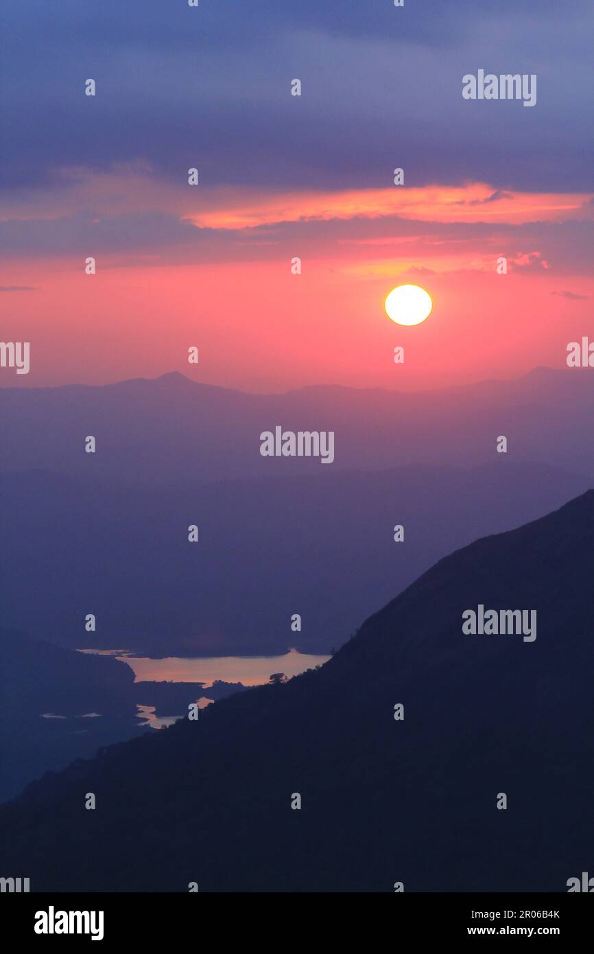 Orangefarbenes Licht des Sonnenuntergangs über dem Berg Stockfoto