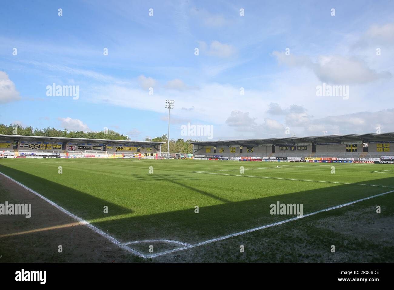 Ein allgemeiner Blick auf das Pirelli Stadium, Heimat von Burton Albion vor dem Sky Bet League 1 Spiel Burton Albion vs MK Dons at Pirelli Stadium, Burton Upon Trent, Großbritannien, 7. Mai 2023 (Foto von Gareth Evans/News Images) Stockfoto