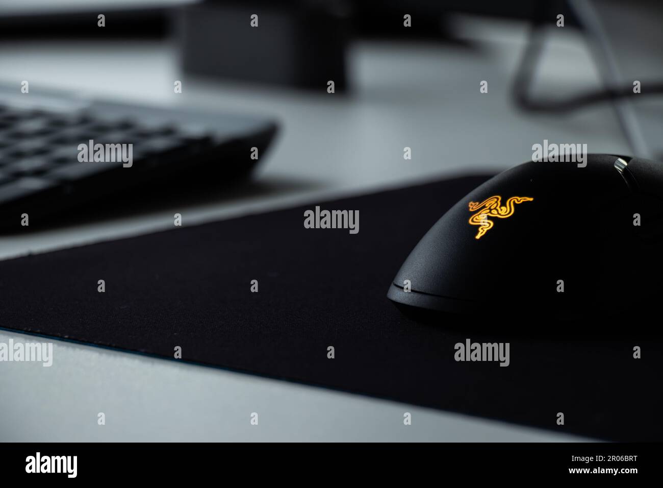 Rasiermesser-Computermaus auf dem Schreibtisch im Büro Stockfoto