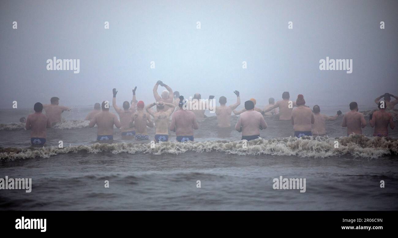 Portobello, Edinburgh, Sotland, Großbritannien. 7. Mai 2023 Nebeliges Bad am Sonntagmorgen mit einer Temperatur von etwa 9 Grad Celsius für die Blueballs im Firth of Forth. Regelmäßige Treffen bis zu geben Männern die Chance, die geistige und körperliche Gesundheit zu verbessern. In der Blueballs Community geht es um Männer, die ihre geistige und körperliche Gesundheit verbessern. Männer, die Männer unterstützen und eine starke, integrative Gemeinschaft für Männer in Edinburgh aufbauen. Kredit: Archwhite/alamy Live News. Stockfoto