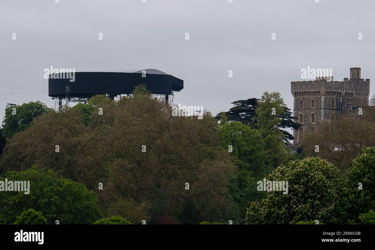 Windsor, Berkshire, Großbritannien. 7. Mai 2023. Die Bühne auf dem Gelände von Windsor Castle vor dem Konzert heute Abend. Künstler wurden letzte Nacht bei einer Probe singen gehört. Das Krönungskonzert wird heute Abend das Privatgelände von Windsor Castle besichtigen. 20.000 Ticketbesitzer stehen auf dem langen Spaziergang vor dem Konzert in der Schlange. Kredit: Maureen McLean/Alamy Live News Stockfoto