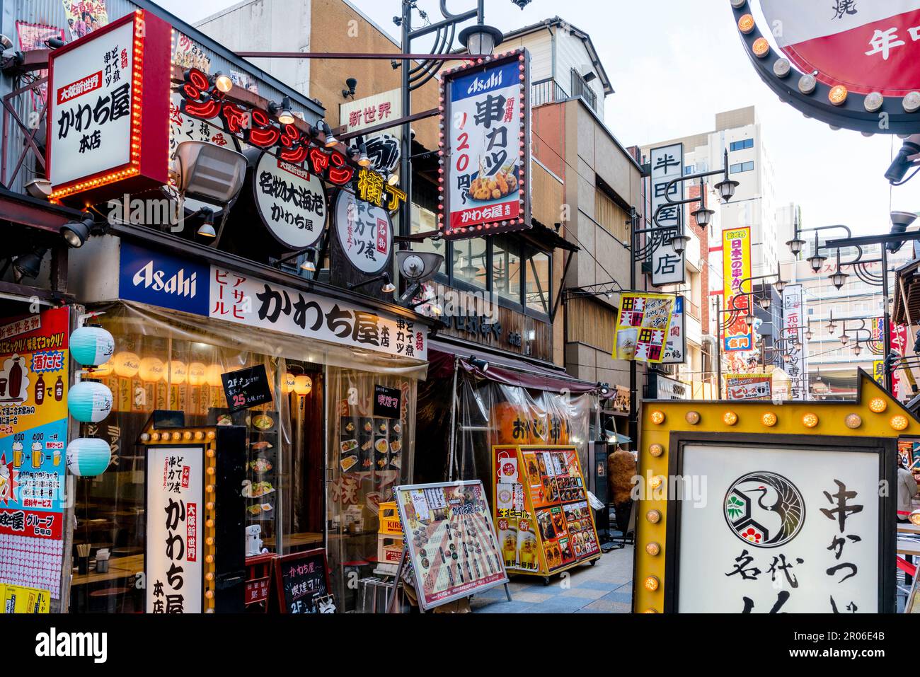 Restaurants und Geschäfte in Shinsekai Bezirk, Osaka/Japan Stockfoto