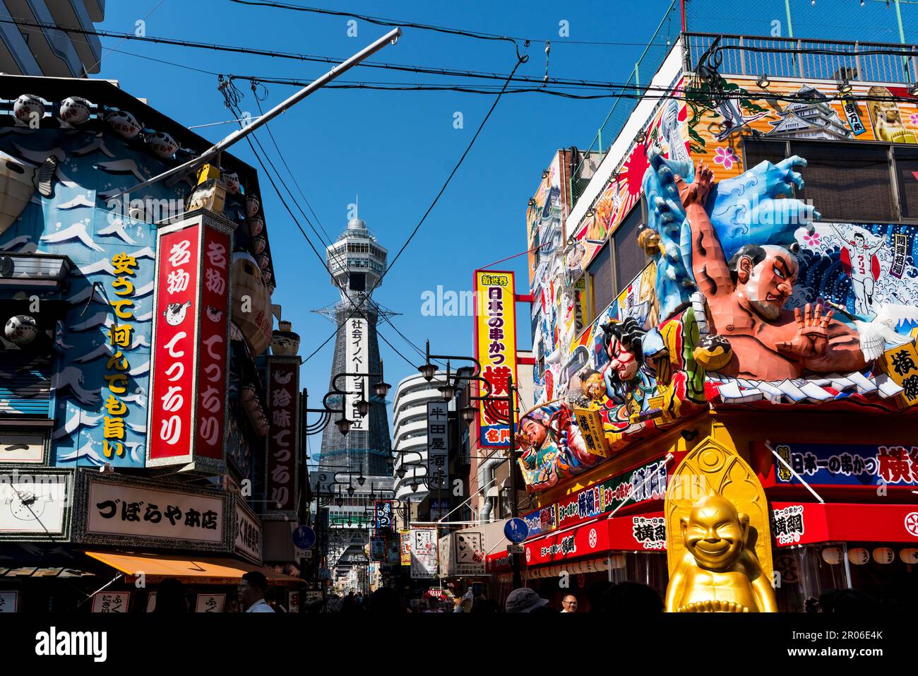 Restaurants und Geschäfte im Viertel Shinsekai zusammen mit dem Tsutenkaku Tower (Osaka/Japan) Stockfoto