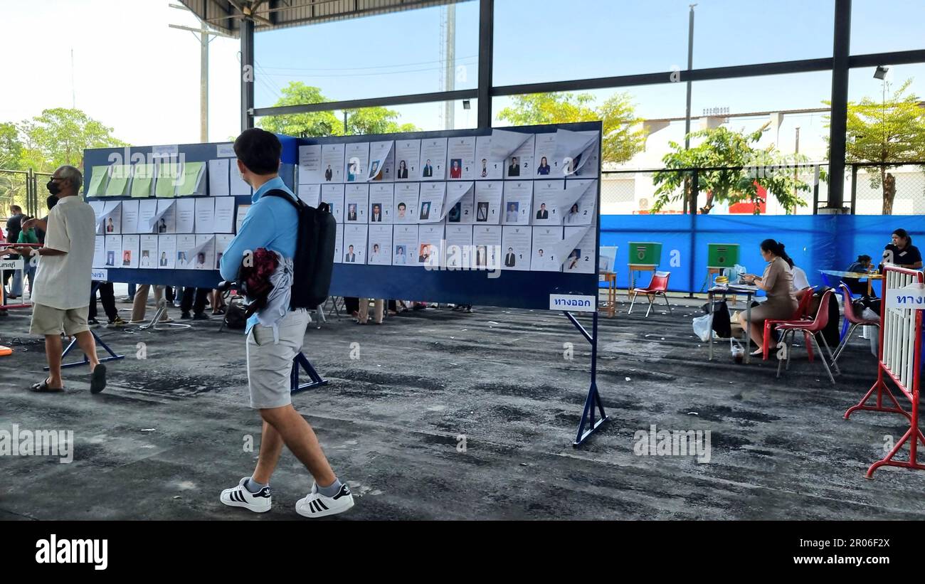 SARABURI - MAI 7 : Personen, die sich zur Vorauswahl angemeldet haben, geben ihre Stimme an bestimmten landesweiten Wahllokalen in Thailands allgemeiner elektronischer Wahllokale ab Stockfoto