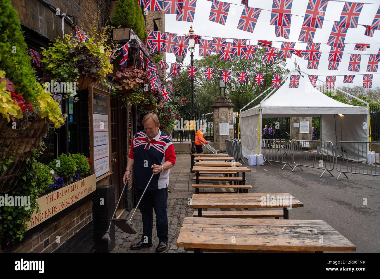 Windsor, Berkshire, Großbritannien. 7. Mai 2023. Der Vermieter des Two Brewers Pub Robert Gillespie bereitet sich auf einen anstrengenden Tag vor. Windsorianer bereiten sich heute auf eine Party mit Stil vor, während sie sich auf eine Reihe von Straßenpartys zur Krönung vorbereiten. Kredit: Maureen McLean/Alamy Live News Stockfoto