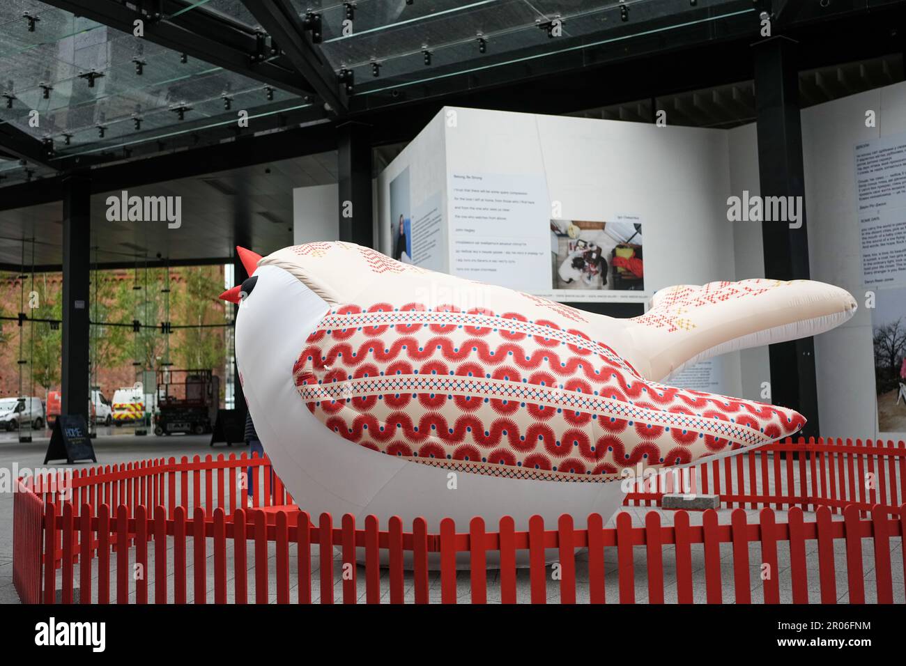 Die Soloveiko Singvögel repräsentieren verschiedene Regionen der Ukraine und sind mit einzigartigem Gefieder gestaltet. Auch auf Englisch als die Nachtigall bekannt, ist der Nationalvogel der Ukraine. Es ist ein Symbol für Gesang und Glück. 12 Soloveiko Songbirds aus verschiedenen Regionen der Ukraine sind in Liverpool für Eurovision 2023 Stockfoto