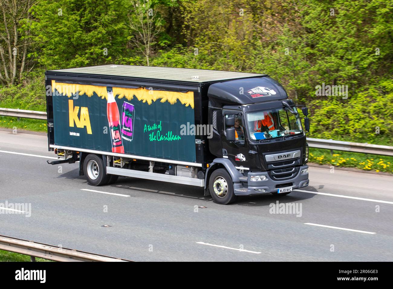 KA 'A Taste of the Caribbean, originale jamaikanische alkoholfreie Getränke Rezepte, Energy Drinks Lieferfahrzeug; Fahrt auf der Autobahn M61 in Greater Manchester, Großbritannien Stockfoto