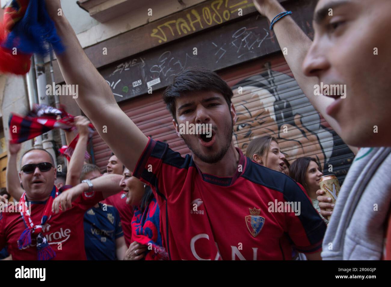 Pamplona, Spanien. 06. Mai 2023. Eine Gruppe Osasuna-Fans singt Lieder zur Unterstützung ihres Teams, während einer von ihnen das Finale des King's Cup in Pamplona, zwischen CA Osasuna und Real Madrid CF, anschaut. Die Mannschaft von Real Madrid hat Osasuna schließlich um 2 Tore bis 1 geschlagen und damit den ersten Platz in der spanischen Fußballliga errungen. Kredit: SOPA Images Limited/Alamy Live News Stockfoto