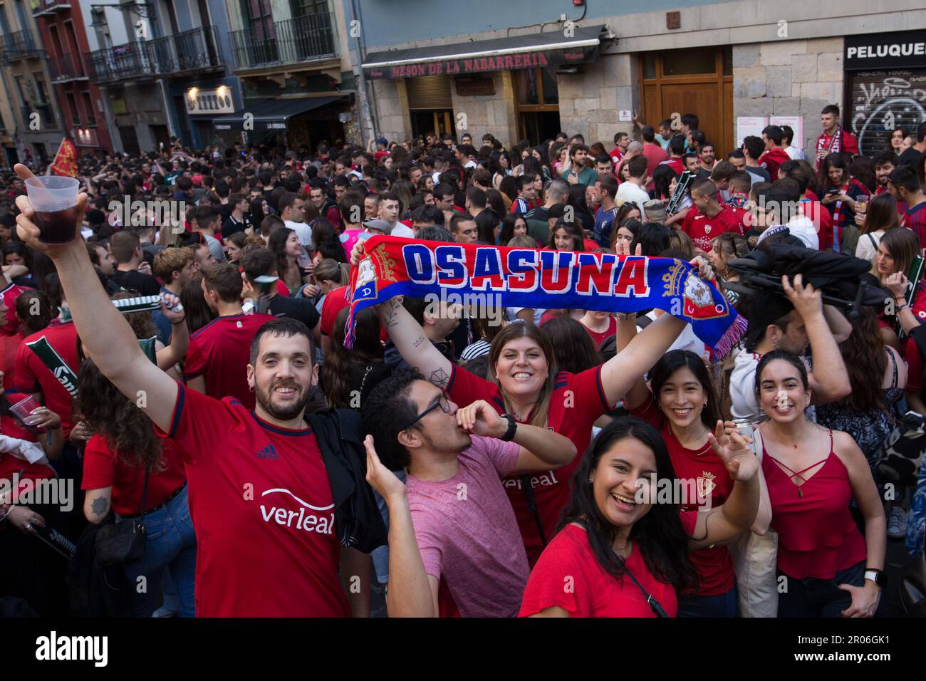 Pamplona, Spanien. 06. Mai 2023. Eine Gruppe von Osasuna-Anhängern hält die Flagge und schaut in die Kamera. Das Finale des King's Cup lebte in Pamplona, zwischen CA Osasuna und Real Madrid CF. Die Mannschaft von Real Madrid hat Osasuna schließlich um 2 Tore bis 1 geschlagen und damit den ersten Platz in der spanischen Fußballliga errungen. Kredit: SOPA Images Limited/Alamy Live News Stockfoto