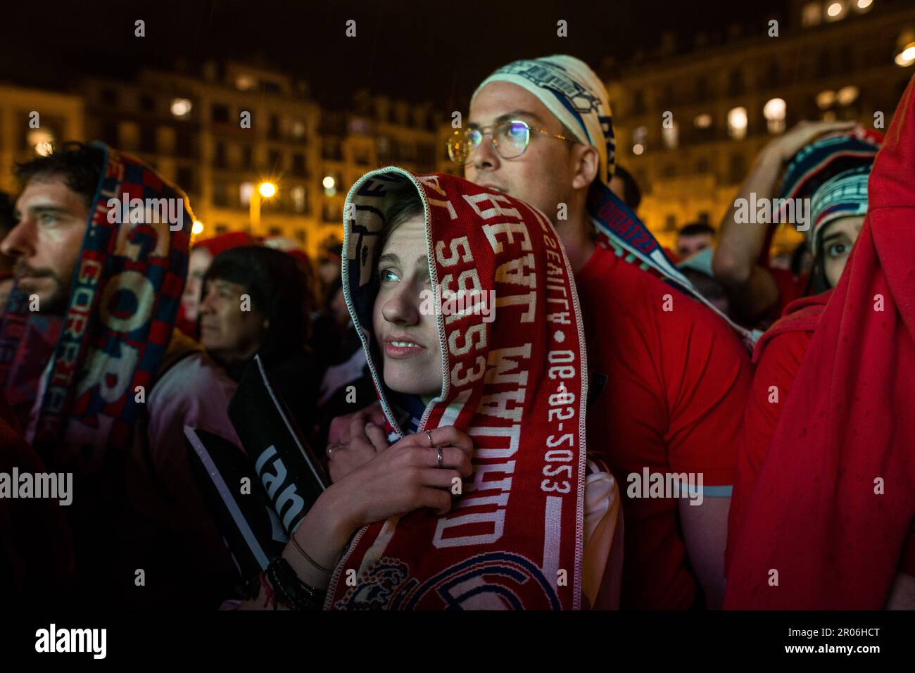 Pamplona, Spanien. 06. Mai 2023. Osasuna-Fans sehen sich das King's Cup-Finale gegen Real Madrid auf einer riesigen Leinwand an. Das Finale des King's Cup lebte in Pamplona, zwischen CA Osasuna und Real Madrid CF. Die Mannschaft von Real Madrid hat Osasuna schließlich um 2 Tore bis 1 geschlagen und damit den ersten Platz in der spanischen Fußballliga errungen. (Foto: Nacho Boullosa/SOPA Images/Sipa USA) Guthaben: SIPA USA/Alamy Live News Stockfoto