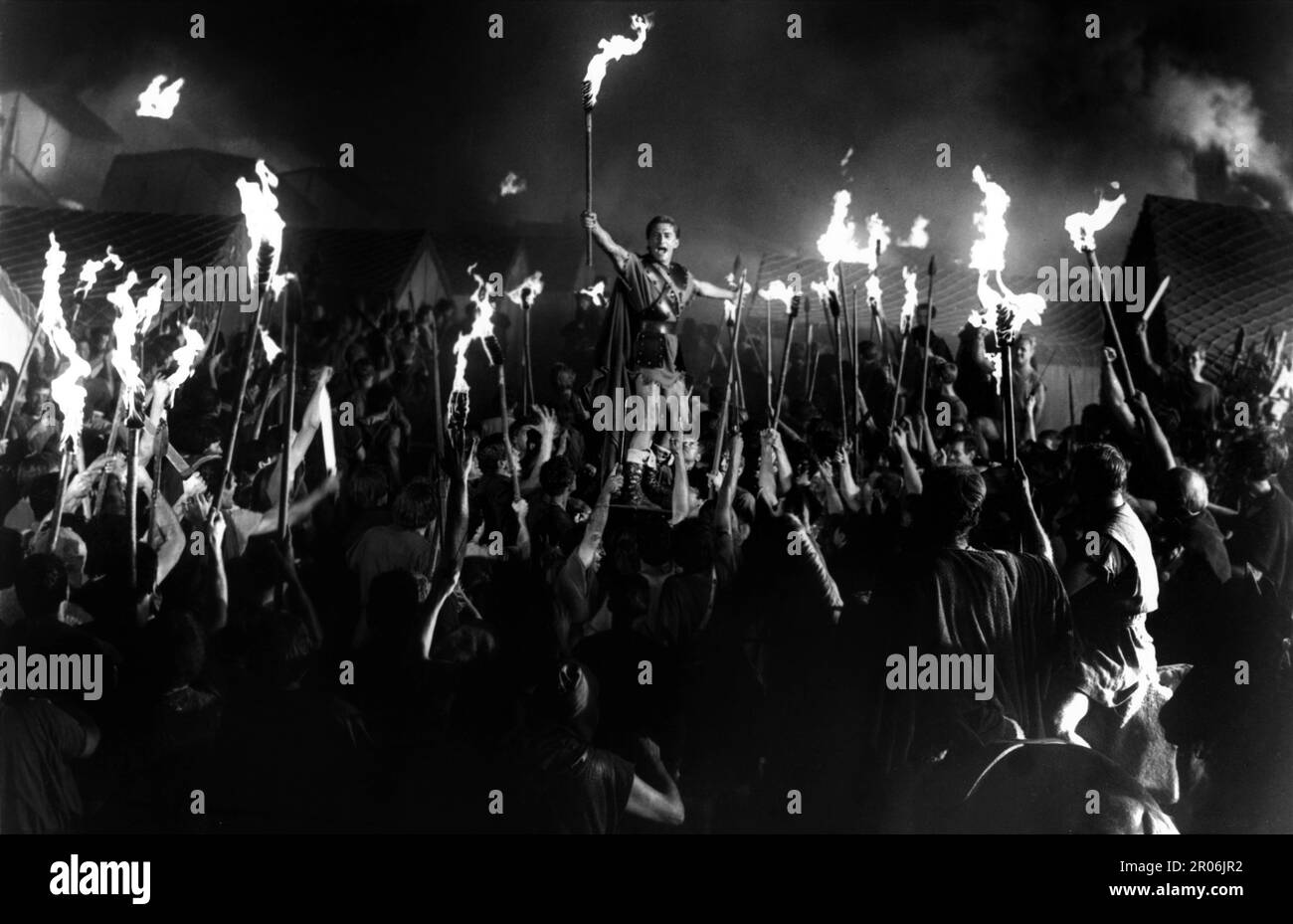 KIRK DOUGLAS von der Sklavenarmee greift die römische Legion an und brennt sie in SPARTACUS 1960 Regisseur STANLEY KUBRICK Roman Howard Fast Drehbuch Dalton Trumbo Musik Alex North Executive Produzent Kirk Douglas Bryna Productions / Universal Pictures Stockfoto