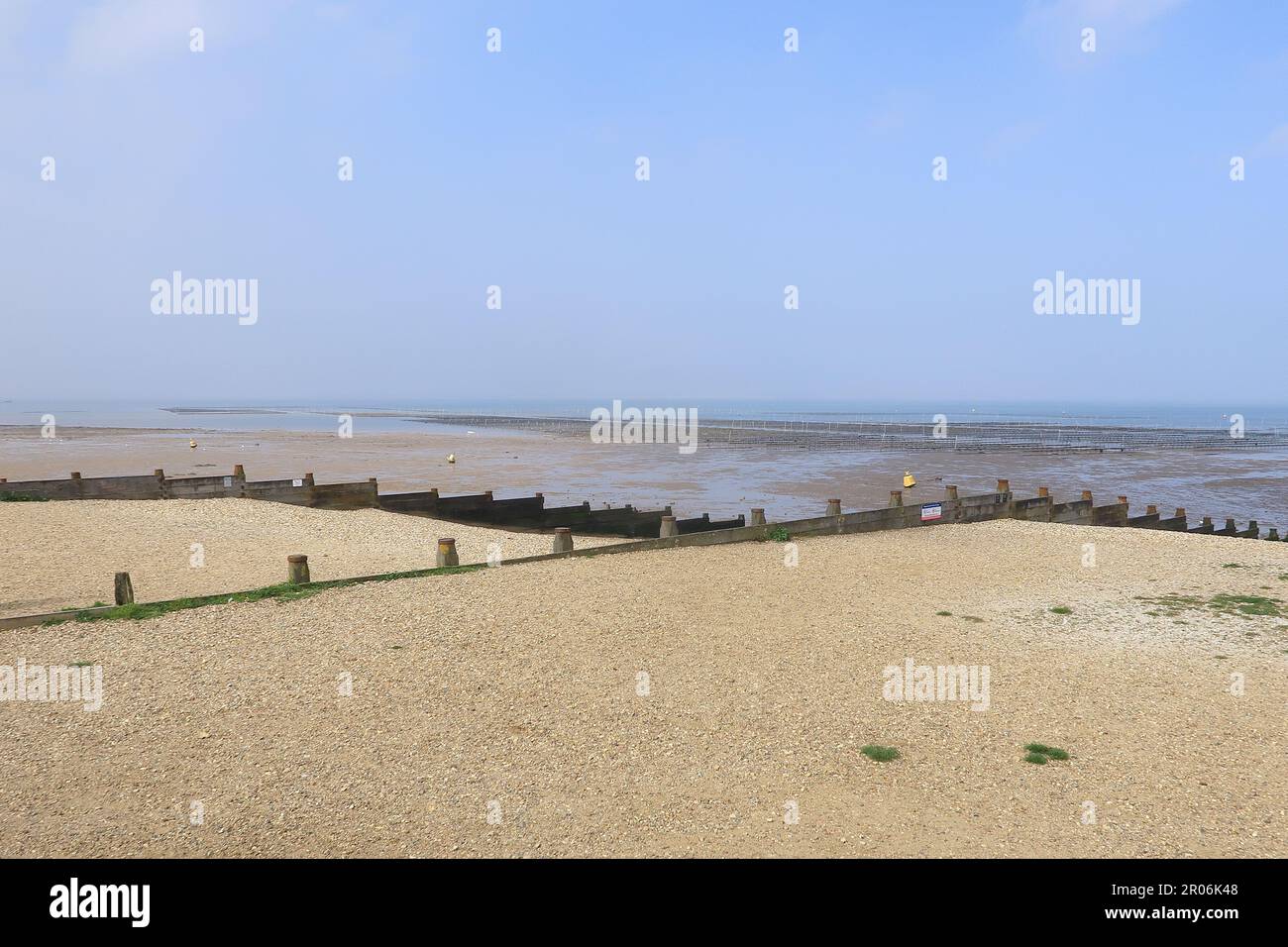 Gezeiten am Kiesstrand in Whitstable Stockfoto