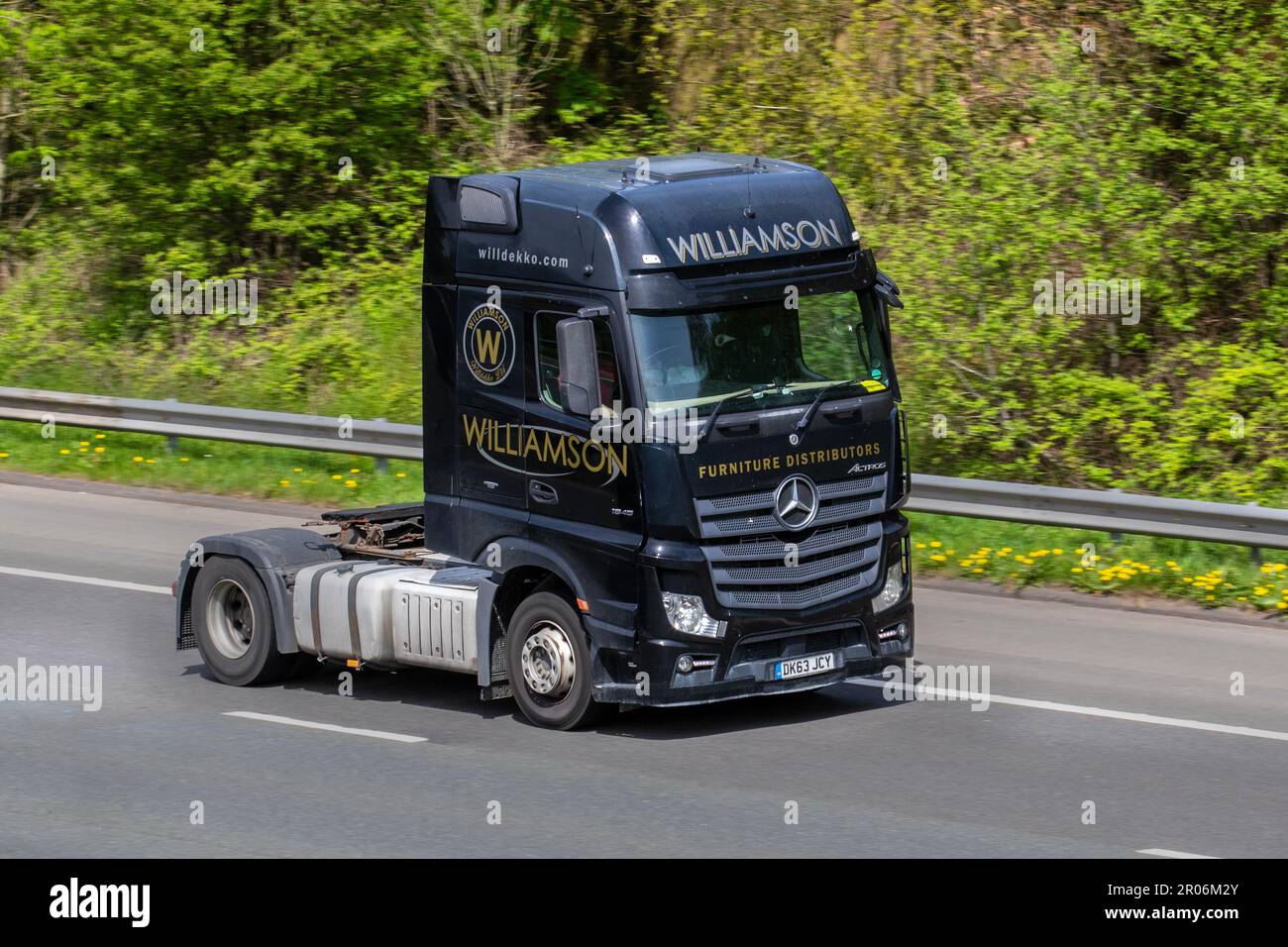 Williamson Furniture Distributors Mercedes Benz Tractor Unit; auf der Autobahn M61, Großbritannien Stockfoto