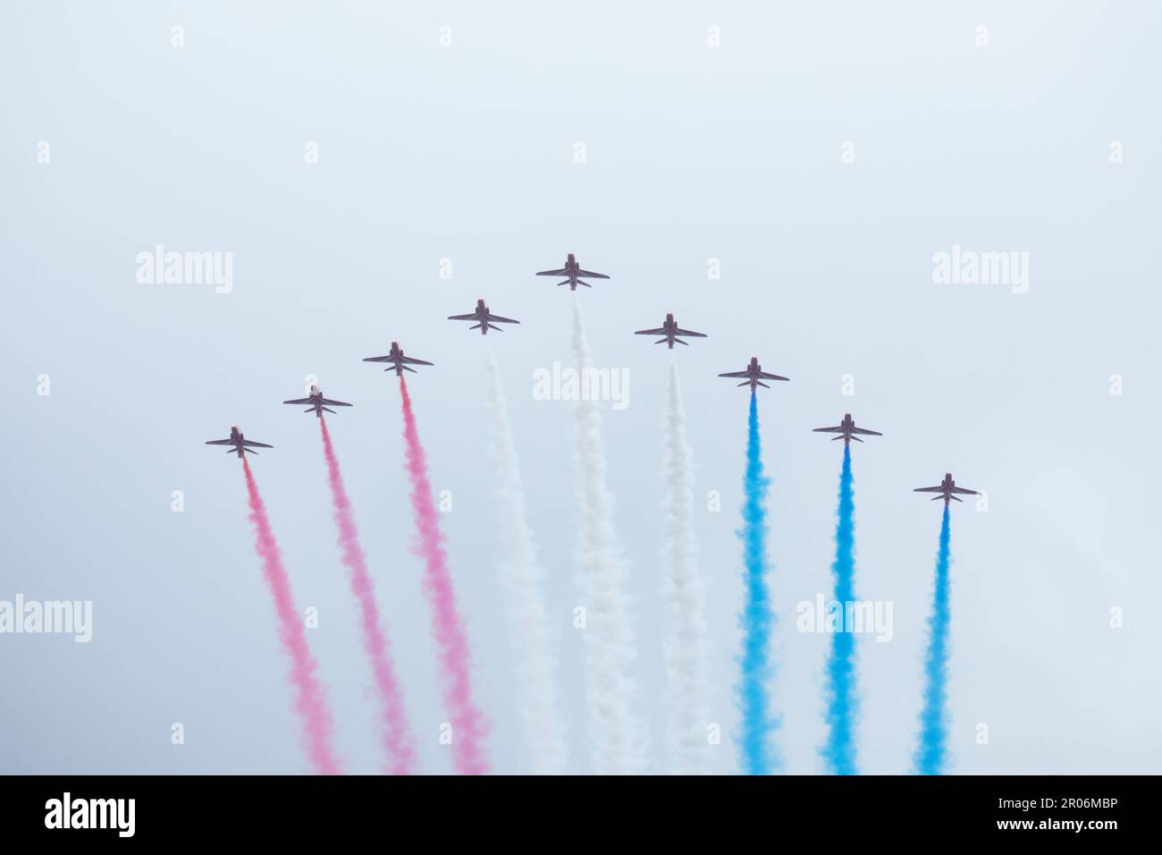 The Mall, London, Großbritannien. 6. Mai 2023 Die weltberühmten Roten Pfeile werden zum großen Finale der Krönung von König Karl III. Foto: Amanda Rose/Alamy Live News Stockfoto