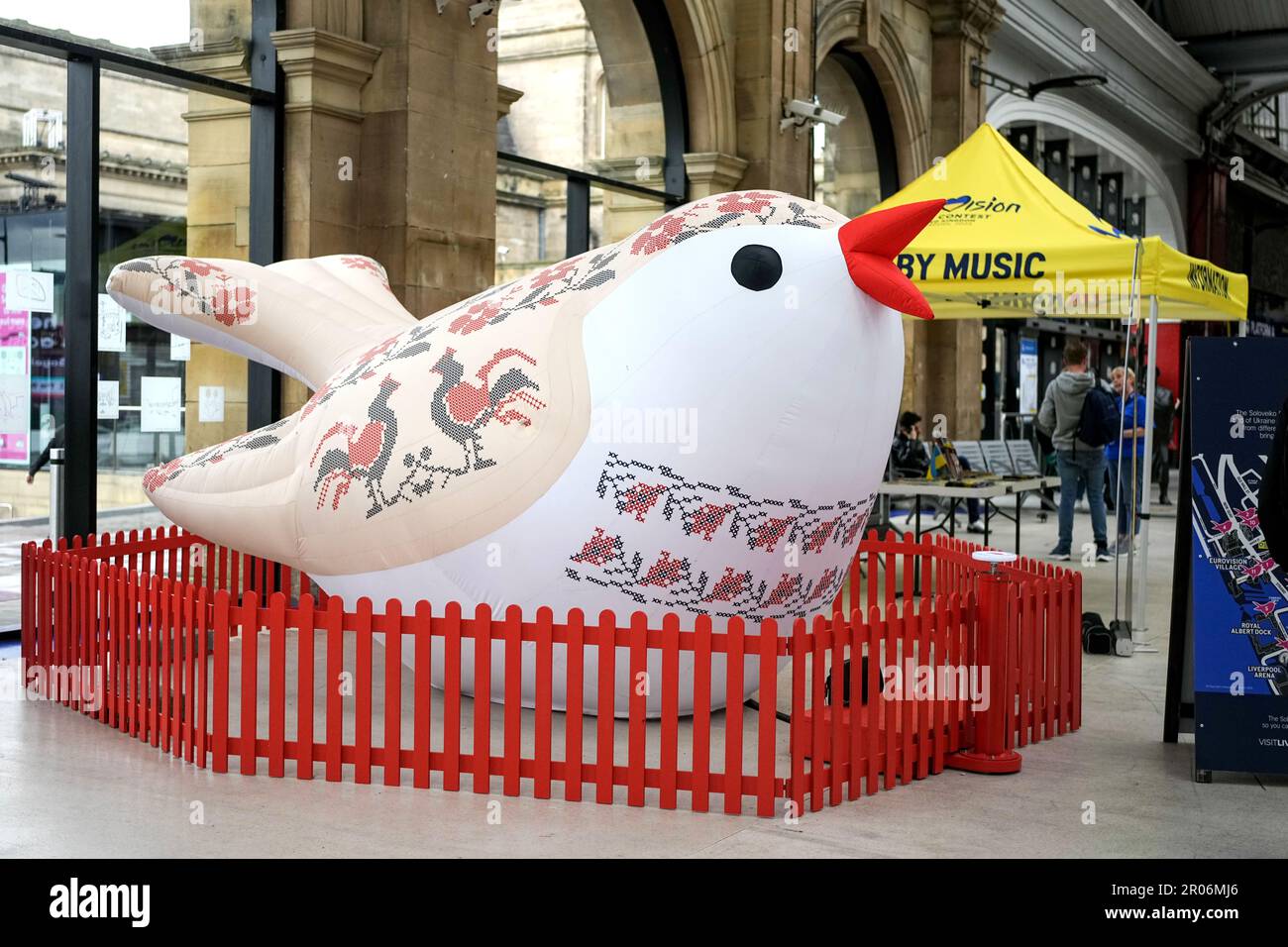 Die Soloveiko Singvögel repräsentieren verschiedene Regionen der Ukraine und sind mit einzigartigem Gefieder gestaltet. Auch auf Englisch als die Nachtigall bekannt, ist der Nationalvogel der Ukraine. Es ist ein Symbol für Gesang und Glück. 12 Soloveiko Songbirds aus verschiedenen Regionen der Ukraine sind in Liverpool für Eurovision 2023 Stockfoto