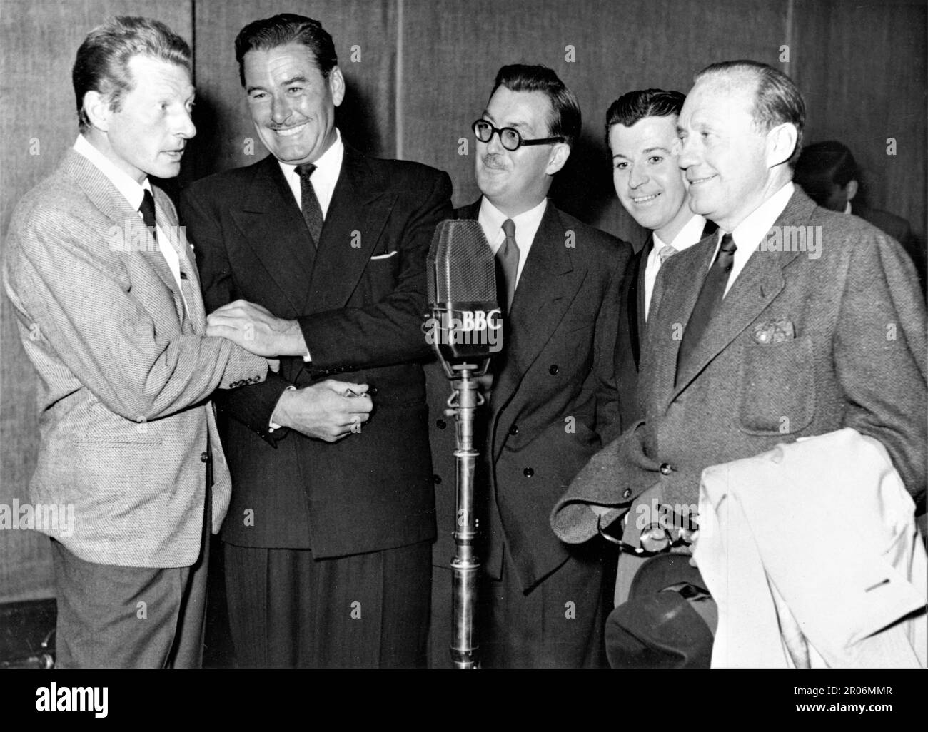 DANNY KAYE ERROL FLYNN Produzent PETER DUNCAN DENNIS DAY und JACK BENNY haben während der Sendung des B.B.C. Radio Show IN DER STADT HEUTE ABEND im Juni 1952 Publicity für Warner Bros Stockfoto
