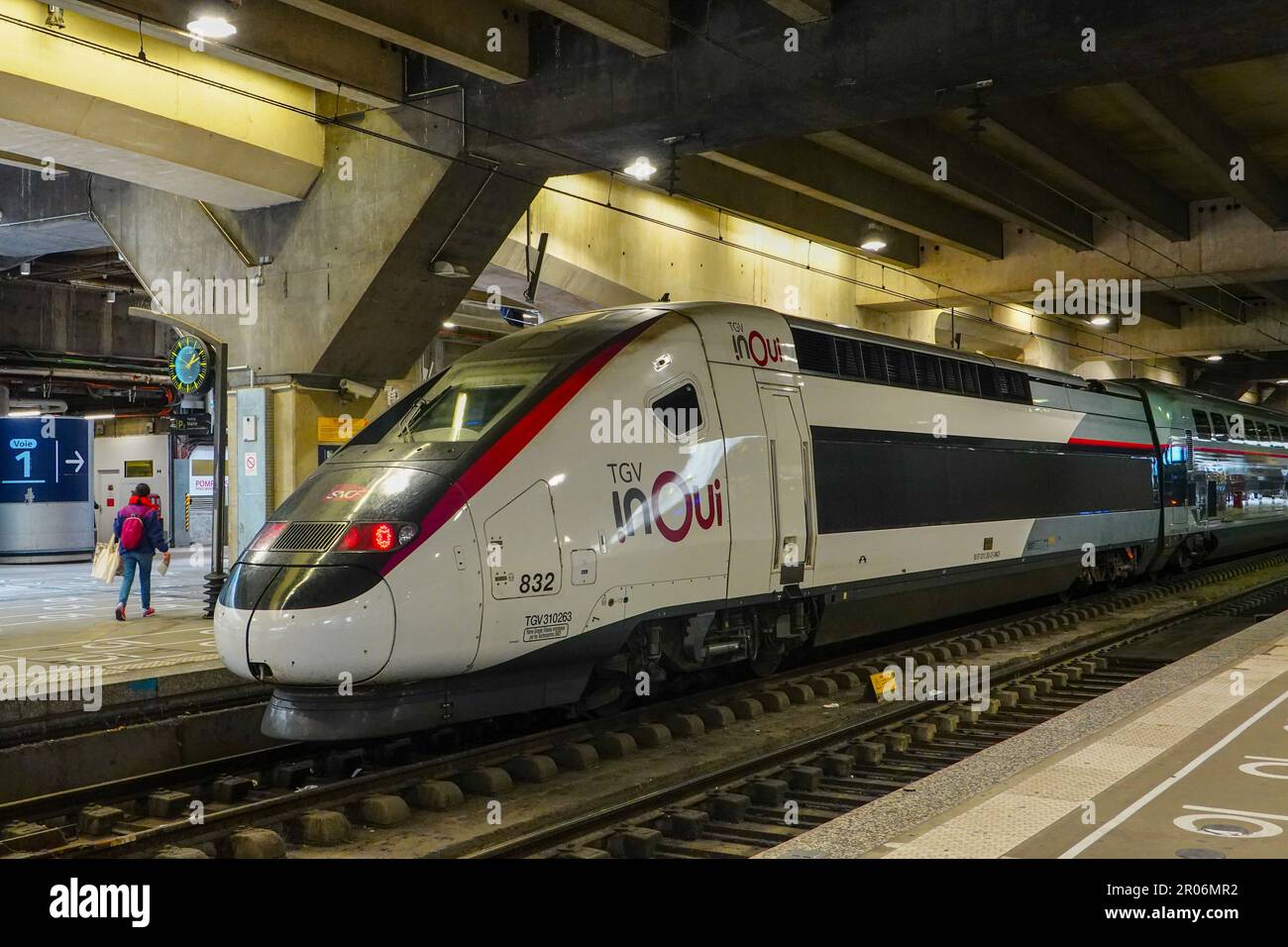 Zug am Bahnsteig in Montparnasse, Paris, Frankreich. Stockfoto