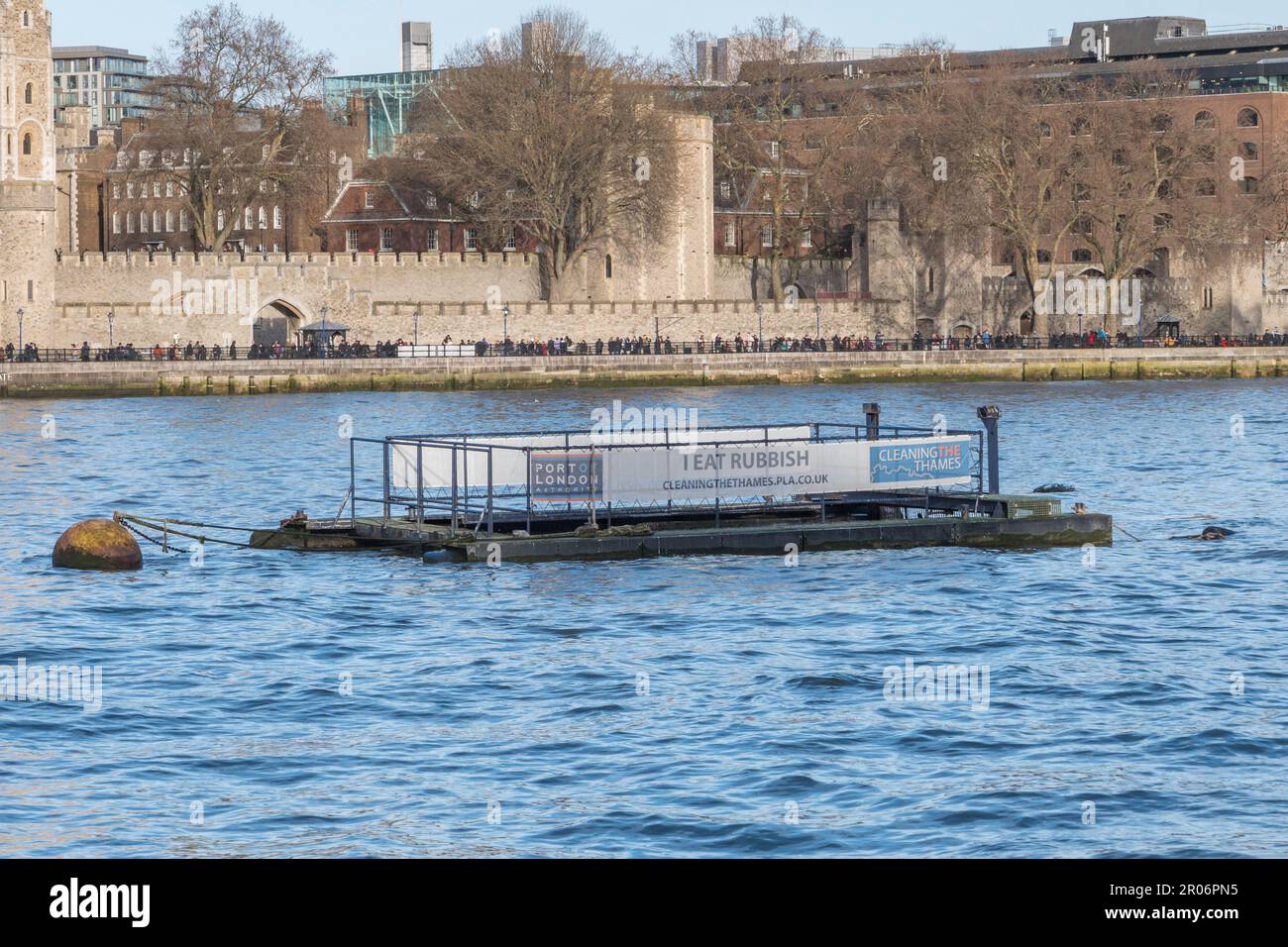 Eine Boje zum Auffangen von schwimmendem Müll, die in der Themse in der Nähe der Tower Bridge, London, Großbritannien, liegt. Stockfoto