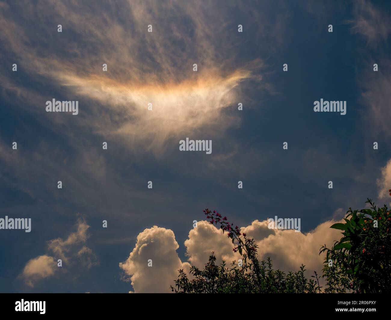 Wolkenschillerndes Phänomen am Himmel über den kalten Bergen der zentralen Anden von Kolumbien in der Nähe der Stadt Arcabuco. Stockfoto