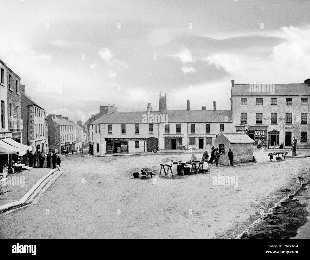 Ein Blick aus dem späten 19. Jahrhundert auf einen ziemlich leeren Marktplatz in Navan, der Grafschaft Meath, Irland. Als Hugh de Lacy 1172 die Lordschaft von Meath erhielt, verlieh er den Baron von Navan an einen seiner Ritter, Jocelyn de Angulo, der dort eine Festung baute, von der aus sich die Stadt entwickelte. Stockfoto