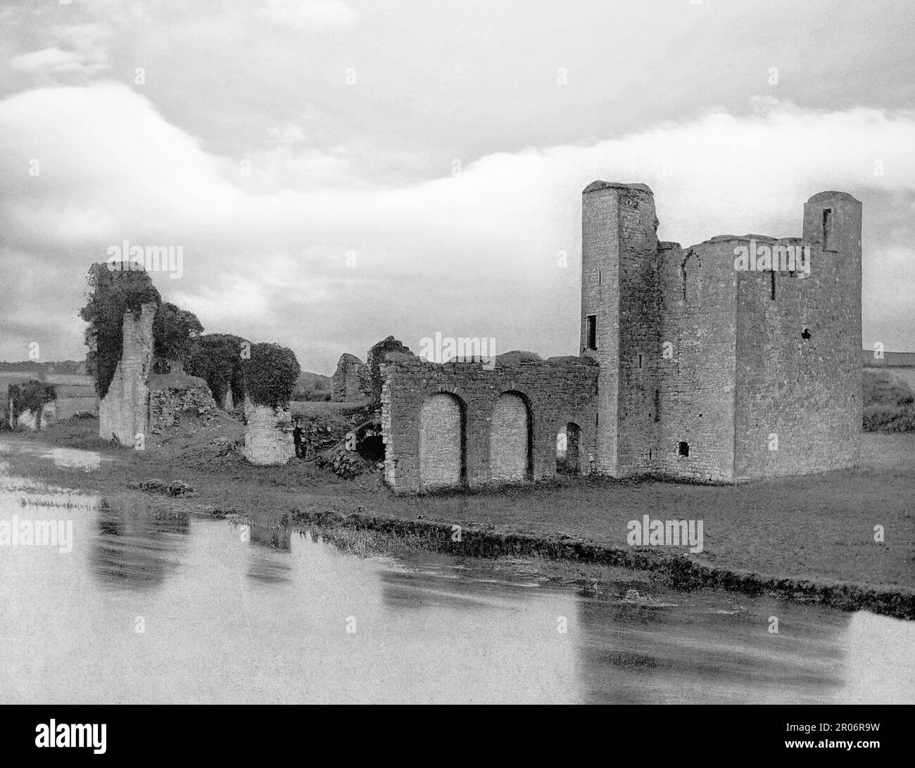 Ein Blick aus dem späten 19. Jahrhundert auf die damaligen Ruinen von Trim Castle am Südufer des Flusses Boyne in Trim, County Meath, Irland. Erbaut von Hugh de Lacy, während des 15. Jahrhunderts traf sich das irische Parlament dort mehrmals und eine Münzprägeanstalt wurde im Schloss betrieben. Es war damals das Verwaltungszentrum von Meath und markierte die äußere nördliche Grenze des Pale. Im 16. Jahrhundert fiel sie in den Niedergang und durfte sich verschlechtern, wurde aber während der Kriege der irischen Konföderierten in den 1640er Jahren wieder gestärkt. Stockfoto
