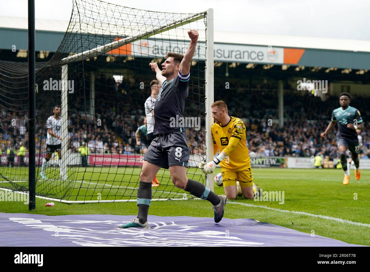 Der Joe Edwards von Plymouth Argyle feiert seine Feier, nachdem er während des Spiels der Sky Bet League One im Vale Park, Stoke-on-Trent, auf seiner Seite das zweite Tor geschossen hat. Foto: Sonntag, 7. Mai 2023. Stockfoto