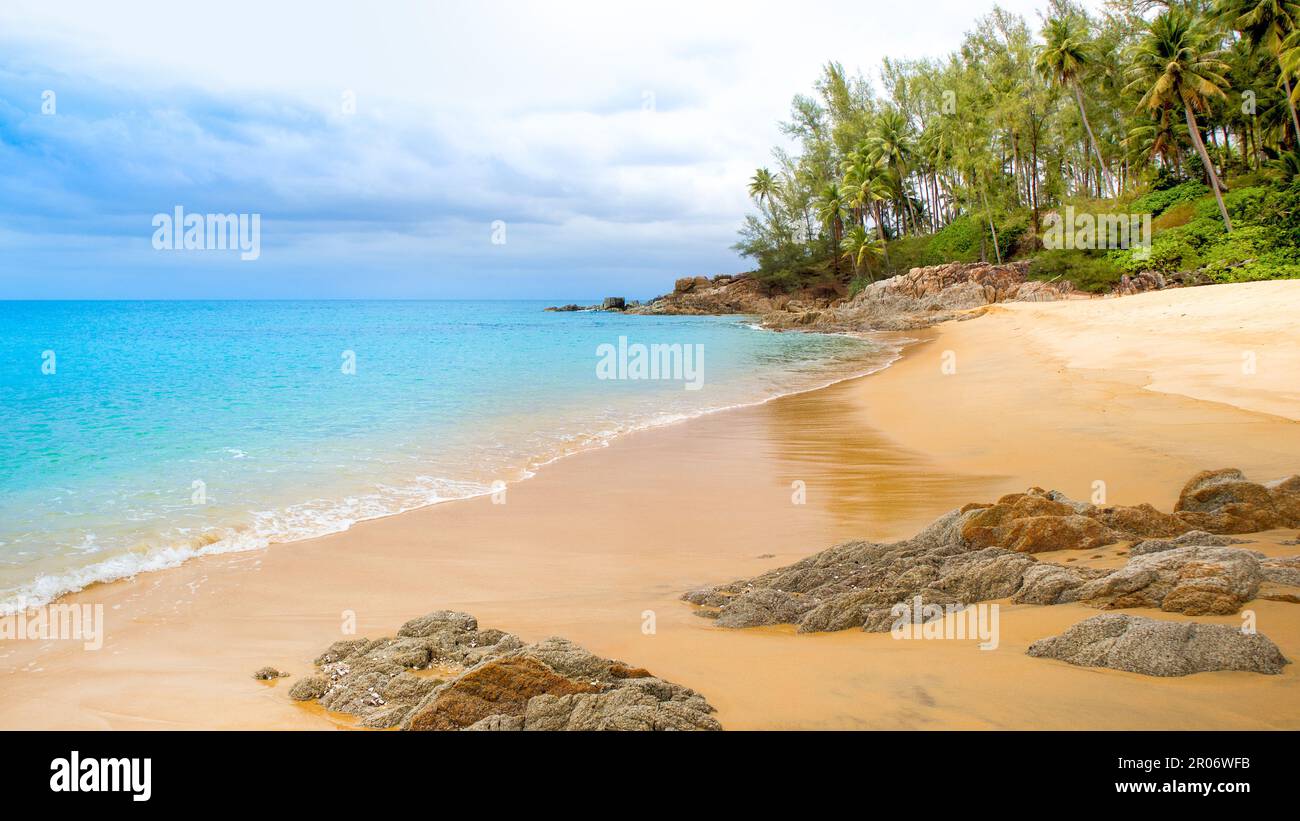 Wunderschöne Sonnenuntergangslandschaft der Küste des Indischen Ozeans mit einem Sandstrand auf der Insel Phuket, Thailand Stockfoto