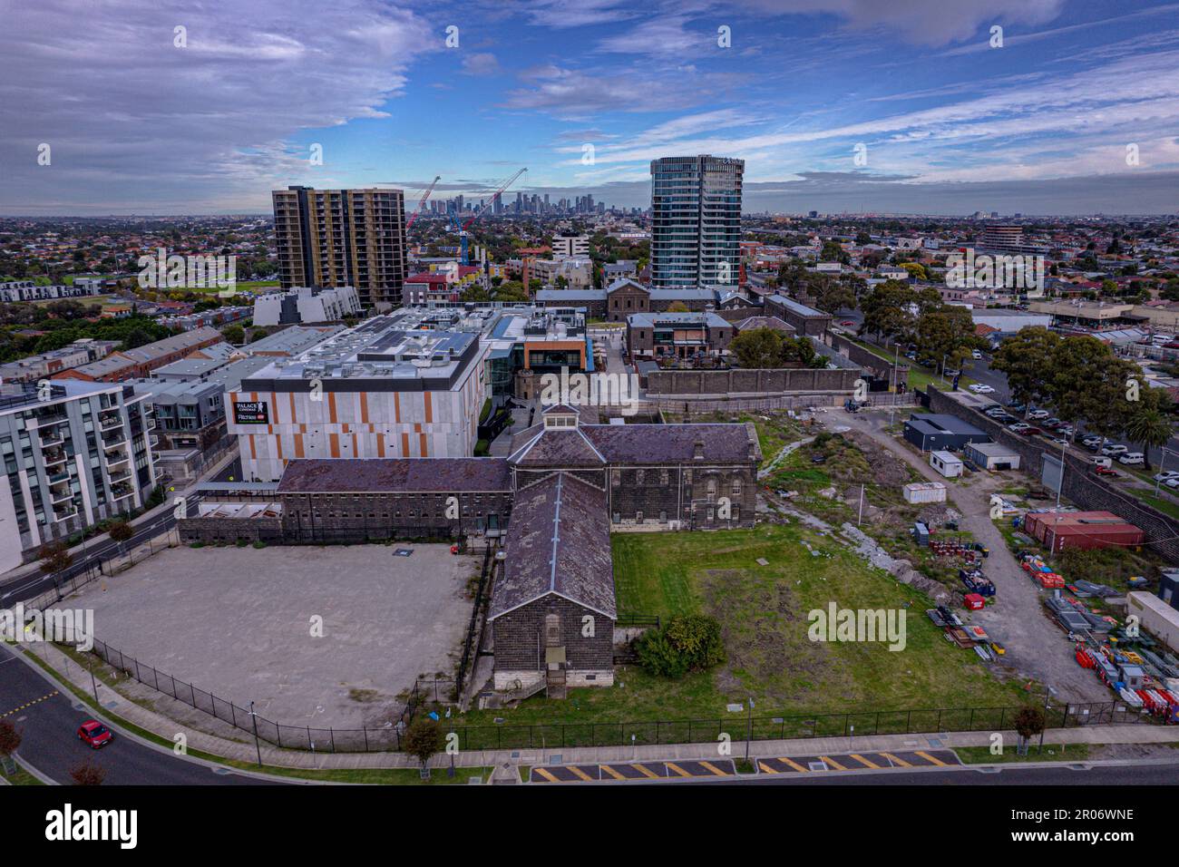 Ein Blick aus der Vogelperspektive auf ein altes Gefängnis, das in ein modernes Einkaufszentrum in Melbourne, Australien, umgewandelt wurde Stockfoto