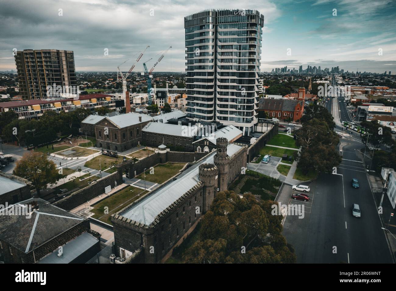 Ein Luftblick auf moderne Gebäude in der Nähe eines alten Gefängnisses in Melbourne, Australien Stockfoto