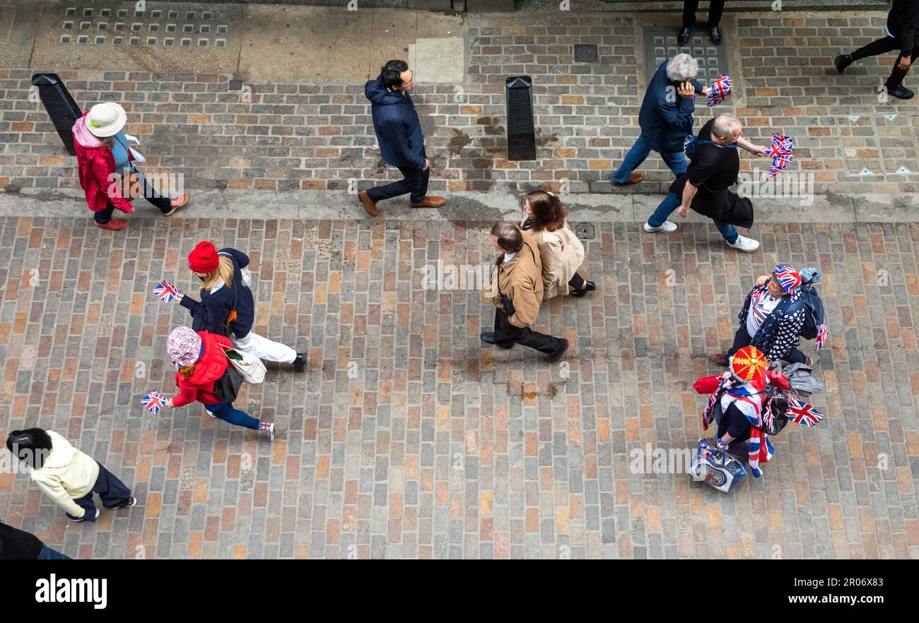 Auf Monarchisten und Anhänger der königlichen Familie Bristiah in London herabblicken. Die Straßen Londons waren lebendig mit einer festlichen Atmosphäre als Menschen Stockfoto